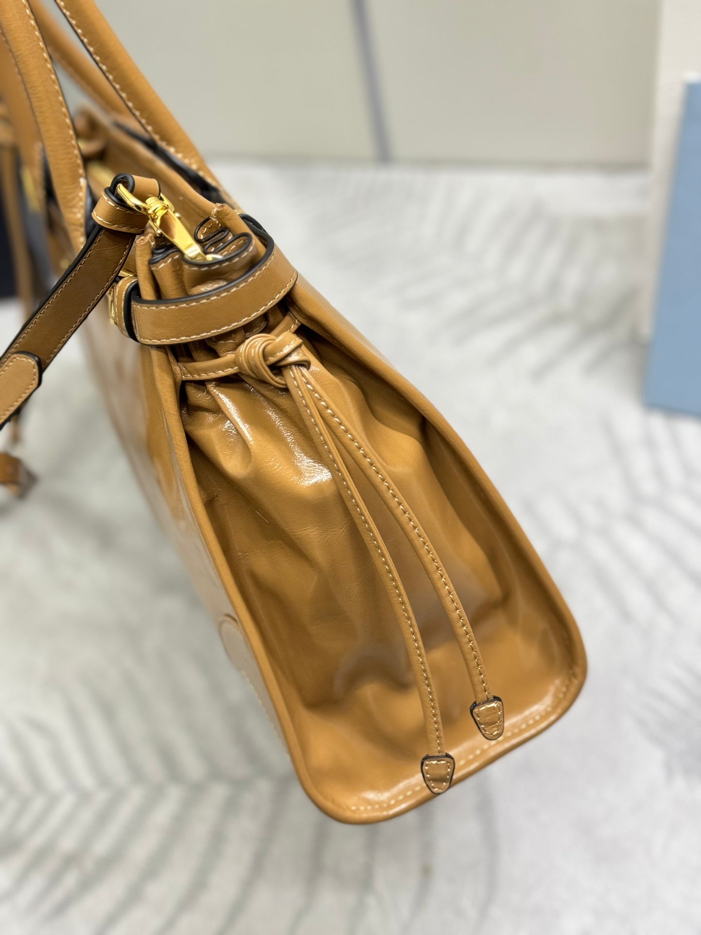 PRADA 25S BONNIE LARGE HANDBAG 38 IN GOLDEN BROWN CALFSKIN GOLD HARDWRE