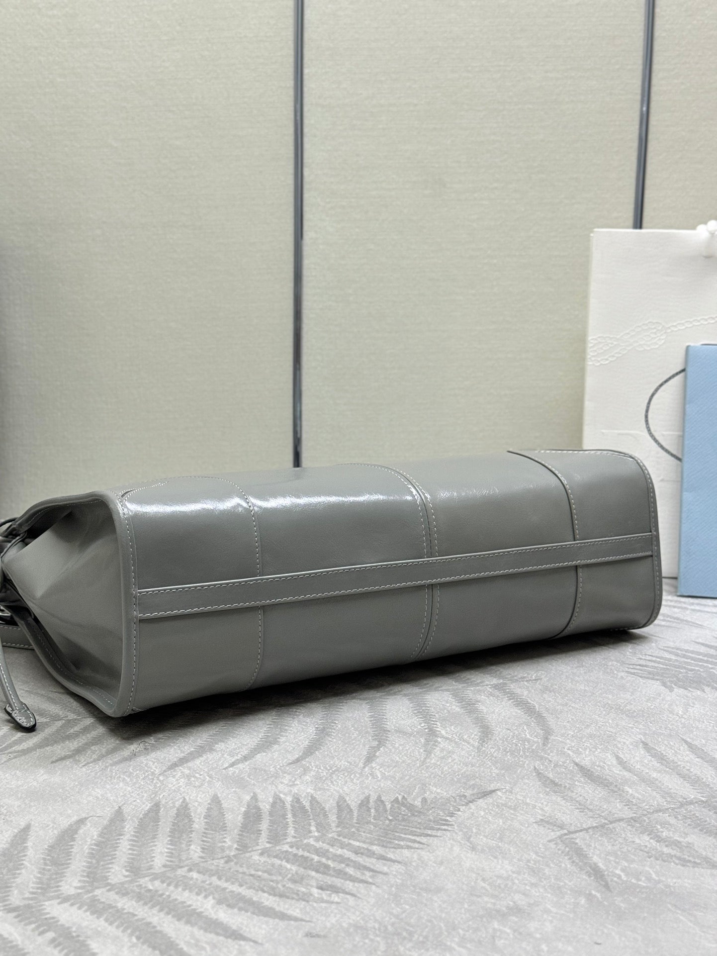 PRADA 25S BONNIE LARGE HANDBAG 38 IN GRAY GLOSSY CALFSKIN GOLD HARDWARE