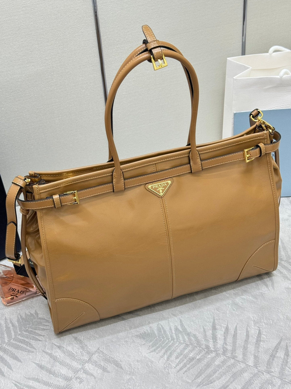 PRADA 25S LUX SOFT BAG 42 IN CARAMEL GLOSSY CALFSKIN GOLD HARDWRE