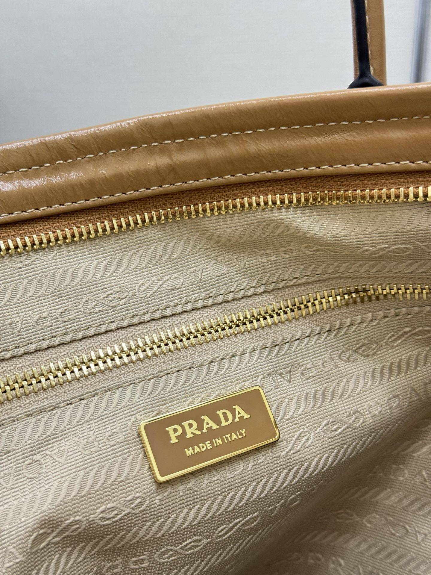 PRADA 25S LUX SOFT BAG 42 IN CARAMEL GLOSSY CALFSKIN GOLD HARDWRE