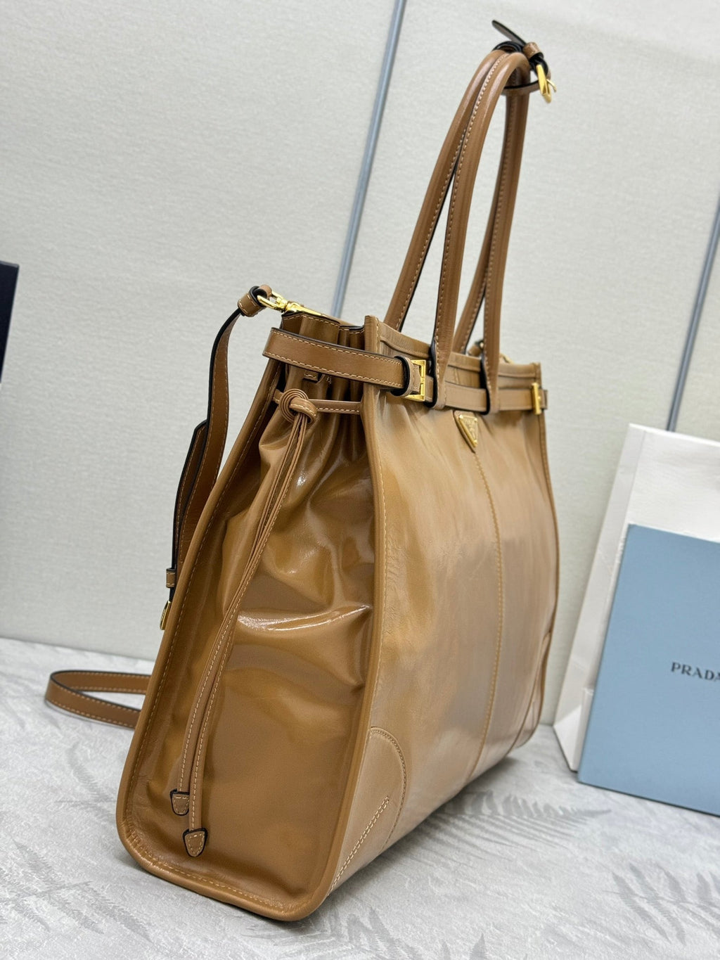 PRADA 25S LUX SOFT BAG 42 IN CARAMEL GLOSSY CALFSKIN GOLD HARDWRE