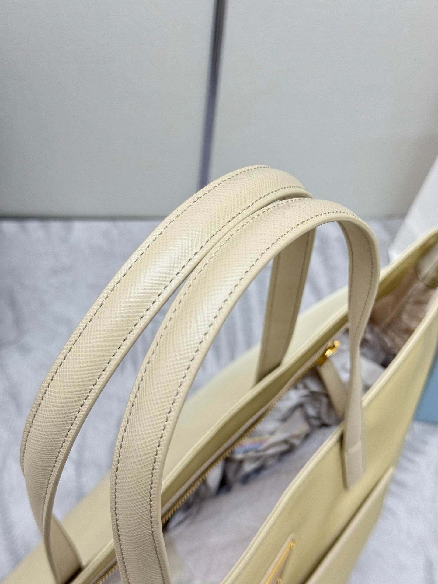 PRADA 25S RE-EDITION 1978 MEDIUM 35 IN DESERT BEIGE NYLON AND SAFFIANO CALFSKIN