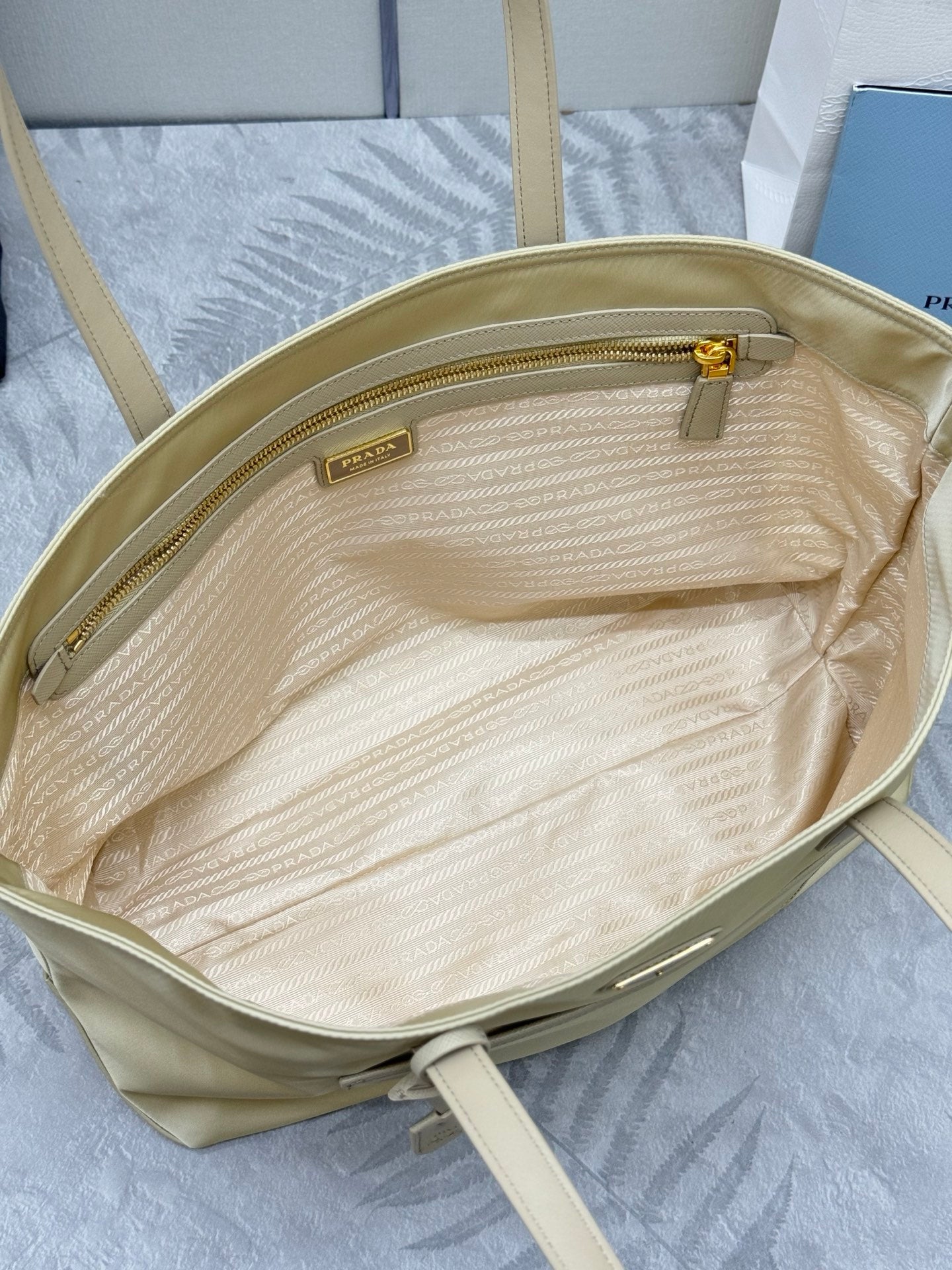 PRADA 25S RE-EDITION 1978 MEDIUM 35 IN DESERT BEIGE NYLON AND SAFFIANO CALFSKIN