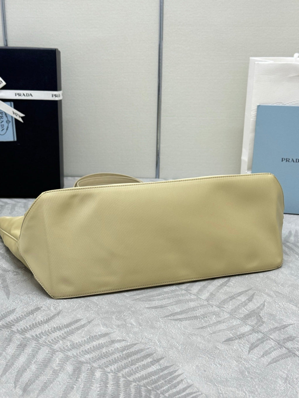 PRADA 25S RE-EDITION 1978 MEDIUM 35 IN DESERT BEIGE NYLON AND SAFFIANO CALFSKIN