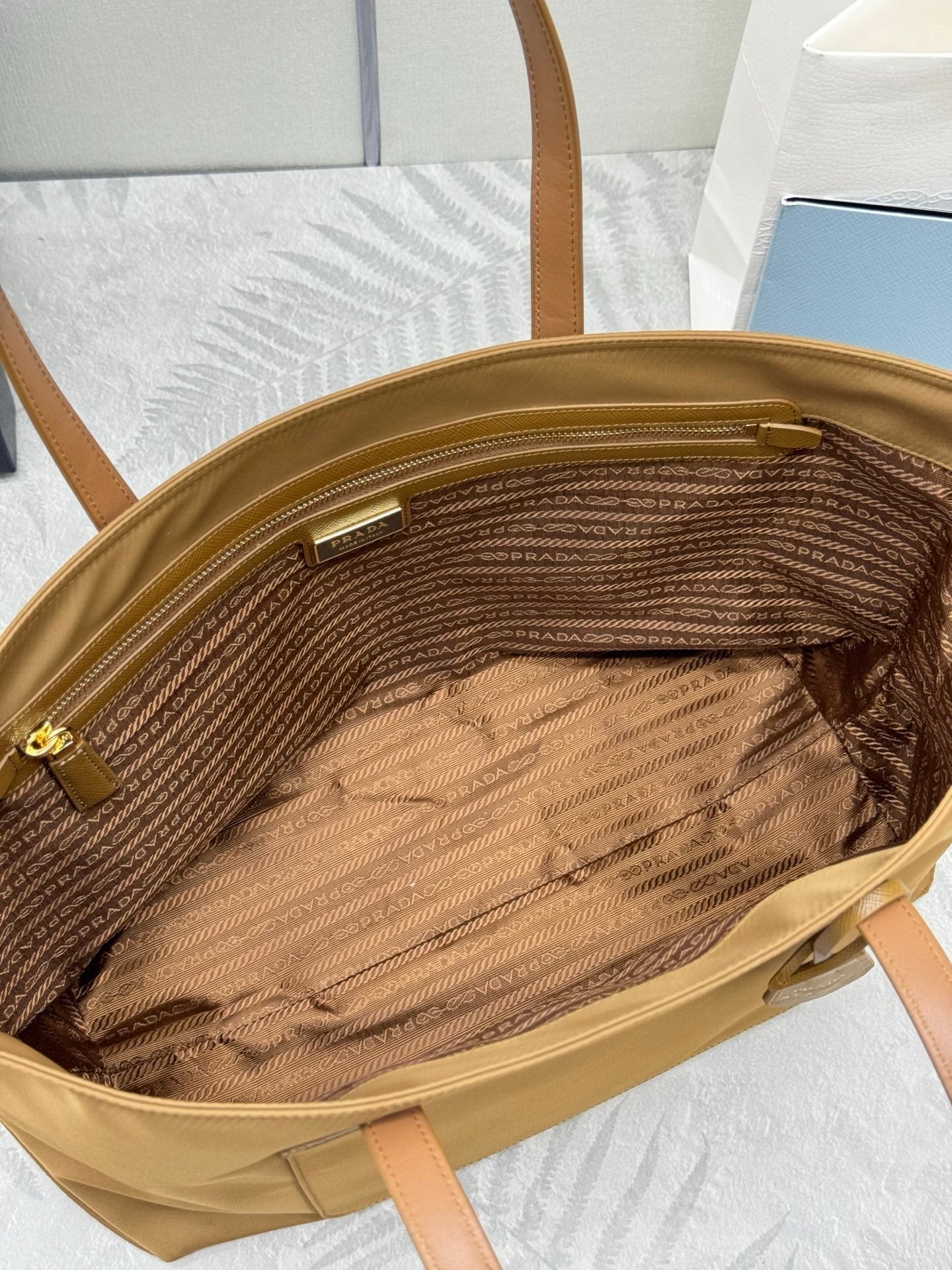 PRADA 25S RE-EDITION 1978 MEDIUM 35 IN DARK CARAMEL NYLON AND SAFFIANO CALFSKIN