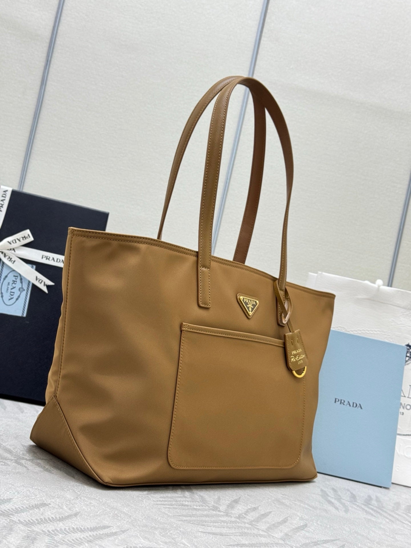 PRADA 25S RE-EDITION 1978 MEDIUM 35 IN DARK CARAMEL NYLON AND SAFFIANO CALFSKIN