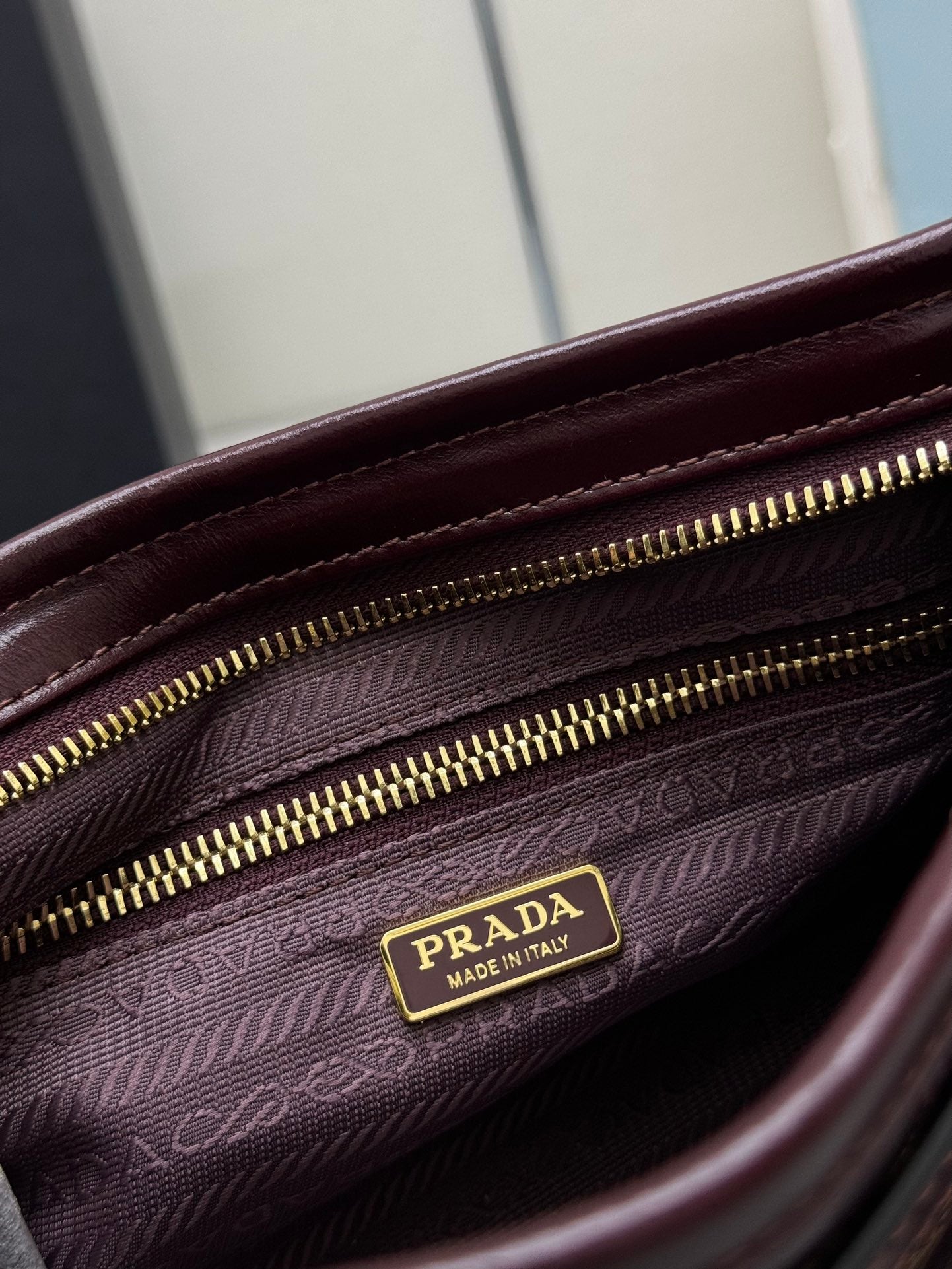PRADA 25S BONNIE SMALL SHOULDER BAG 26 IN BURGUNDY GLOSSY CALFSKIN GOLD HARDWRE
