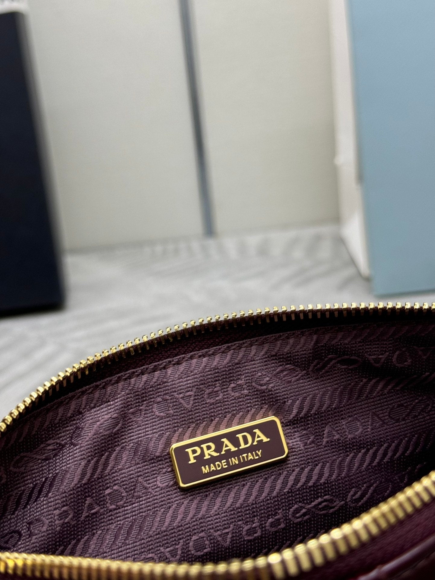 PRADA 25S RE-EDITION 2002 MEDIUM SHOULDER BAG 26 IN BURGUNDY CALFSKIN GOLD HARDWRE