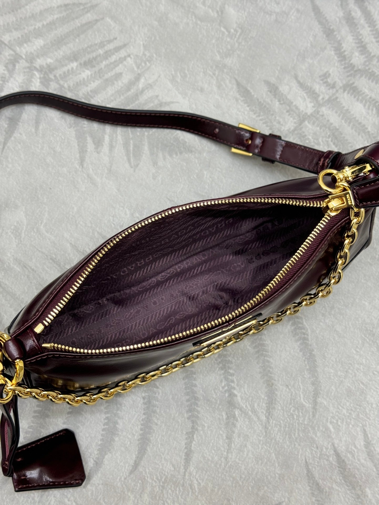 PRADA 25S RE-EDITION 2002 MEDIUM SHOULDER BAG 26 IN BURGUNDY CALFSKIN GOLD HARDWRE