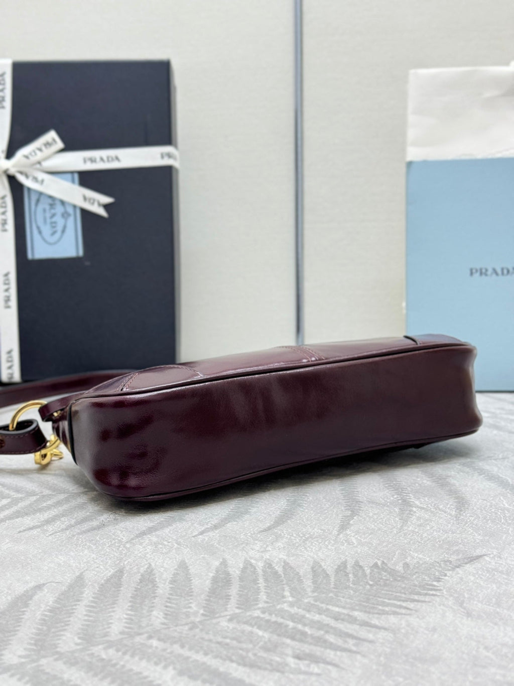 PRADA 25S RE-EDITION 2002 MEDIUM SHOULDER BAG 26 IN BURGUNDY CALFSKIN GOLD HARDWARE