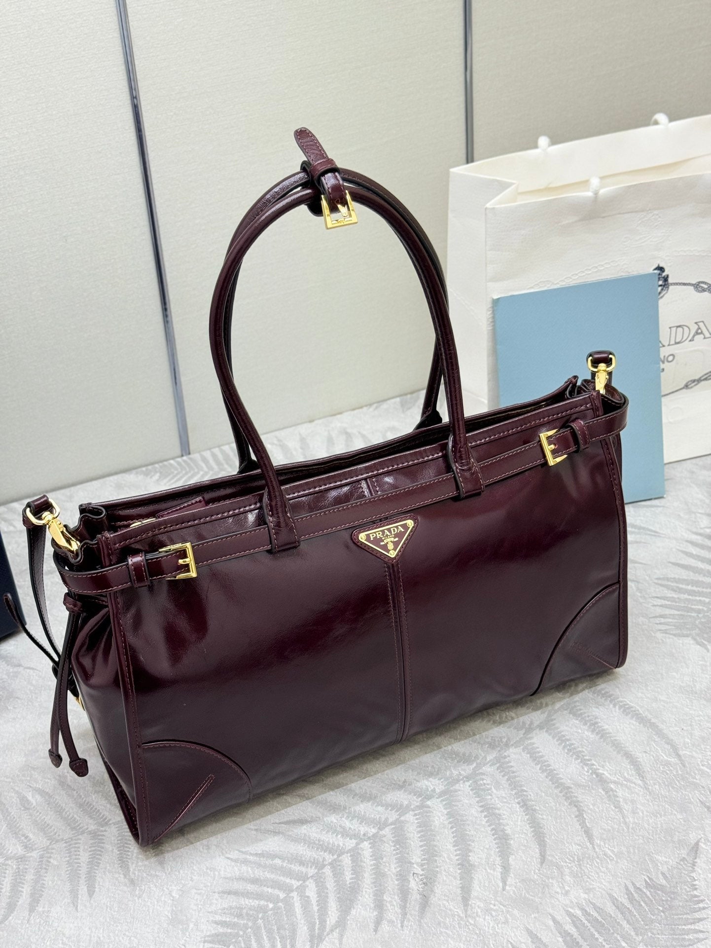 PRADA 25S BONNIE LARGE HANDBAG 38 IN BURGUNDY GLOSSY CALFSKIN GOLD HARDWRE