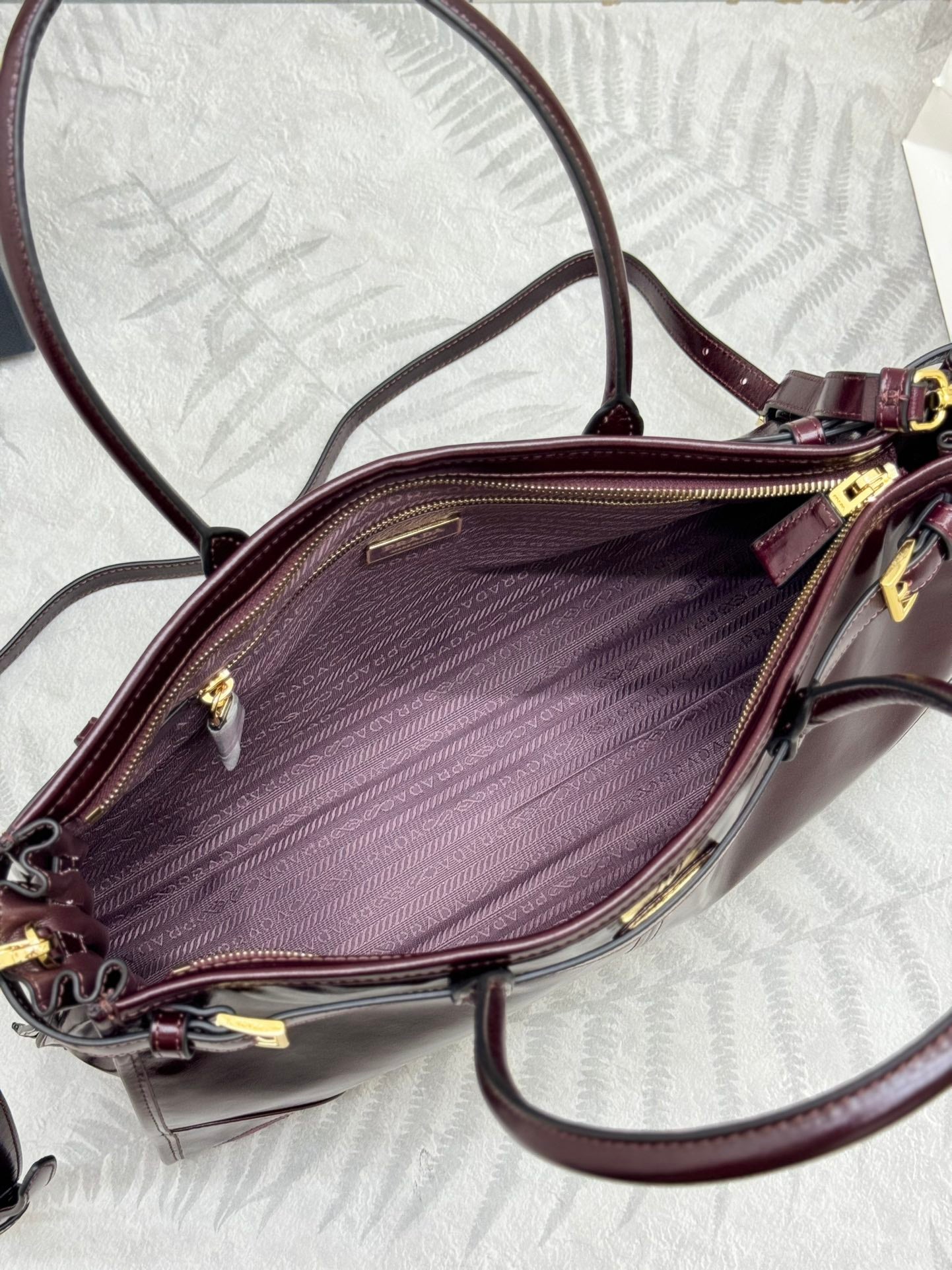 PRADA 25S BONNIE LARGE HANDBAG 38 IN BURGUNDY GLOSSY CALFSKIN GOLD HARDWRE