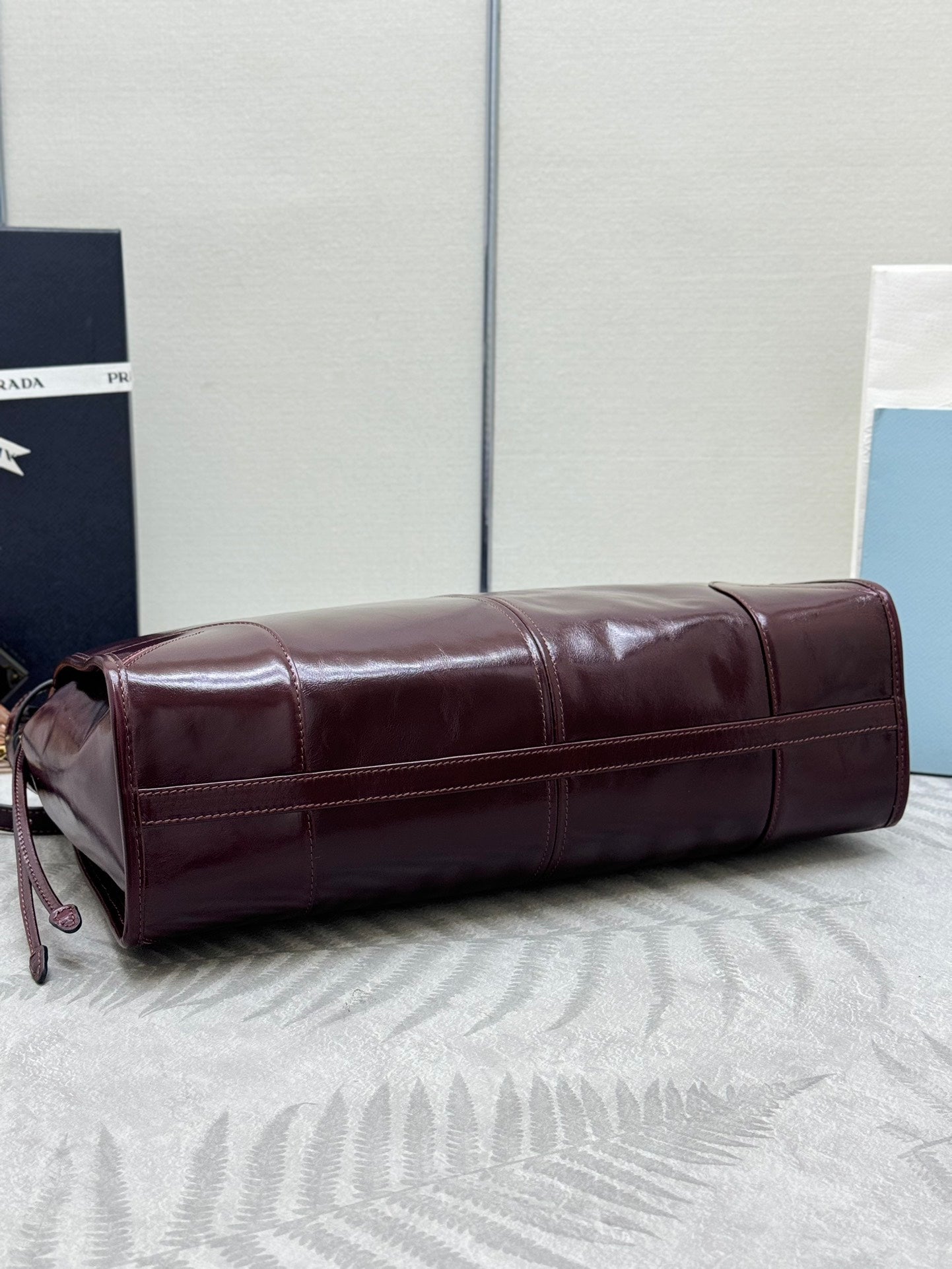 PRADA 25S BONNIE LARGE HANDBAG 38 IN BURGUNDY GLOSSY CALFSKIN GOLD HARDWARE