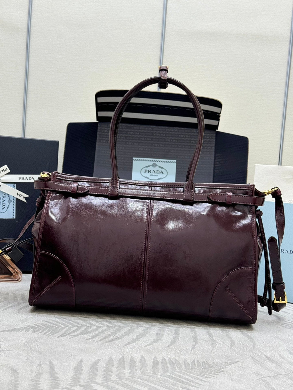 PRADA 25S BONNIE LARGE HANDBAG 38 IN BURGUNDY GLOSSY CALFSKIN GOLD HARDWRE