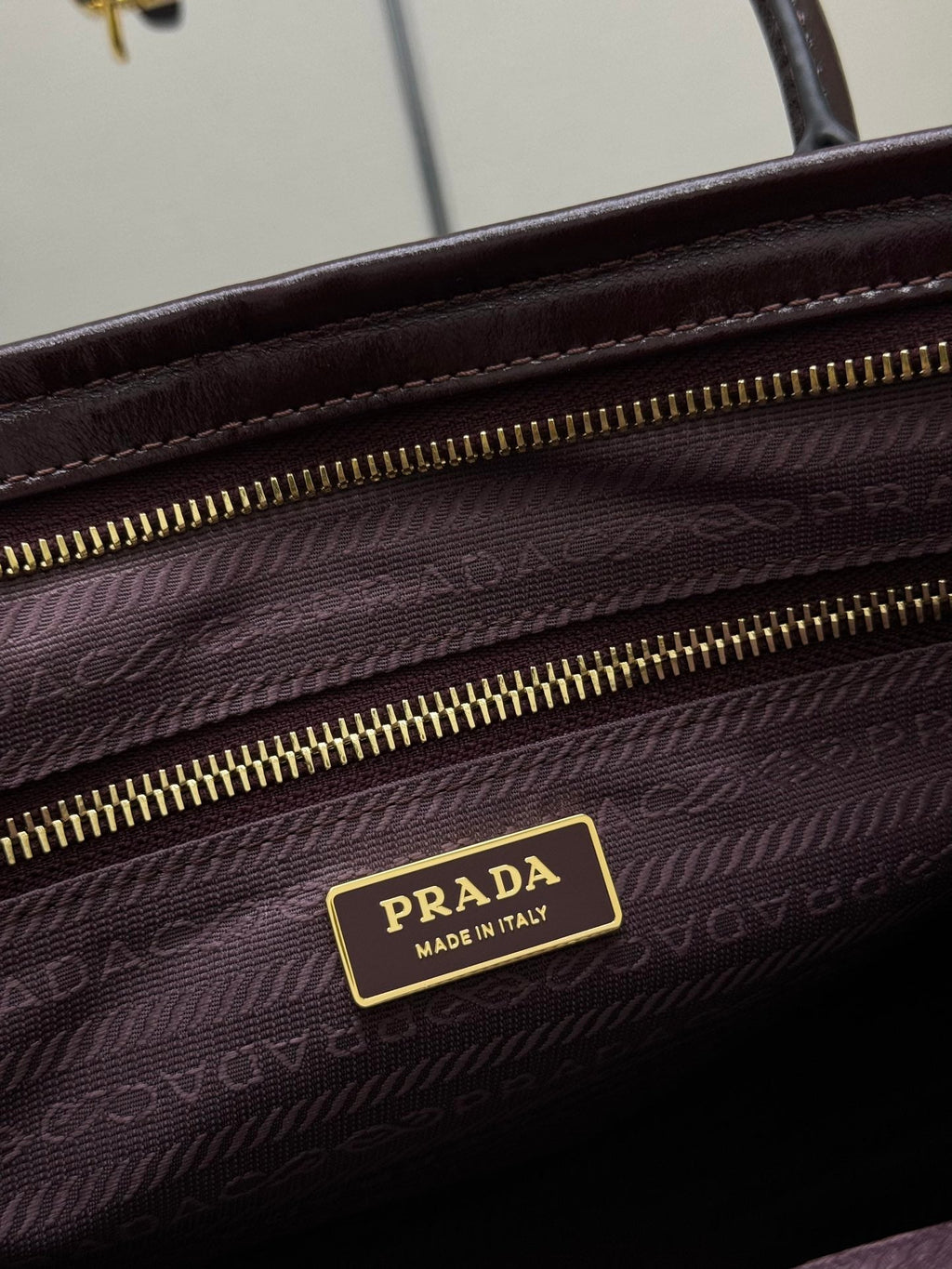 PRADA 25S BONNIE LARGE HANDBAG 38 IN BURGUNDY GLOSSY CALFSKIN GOLD HARDWARE