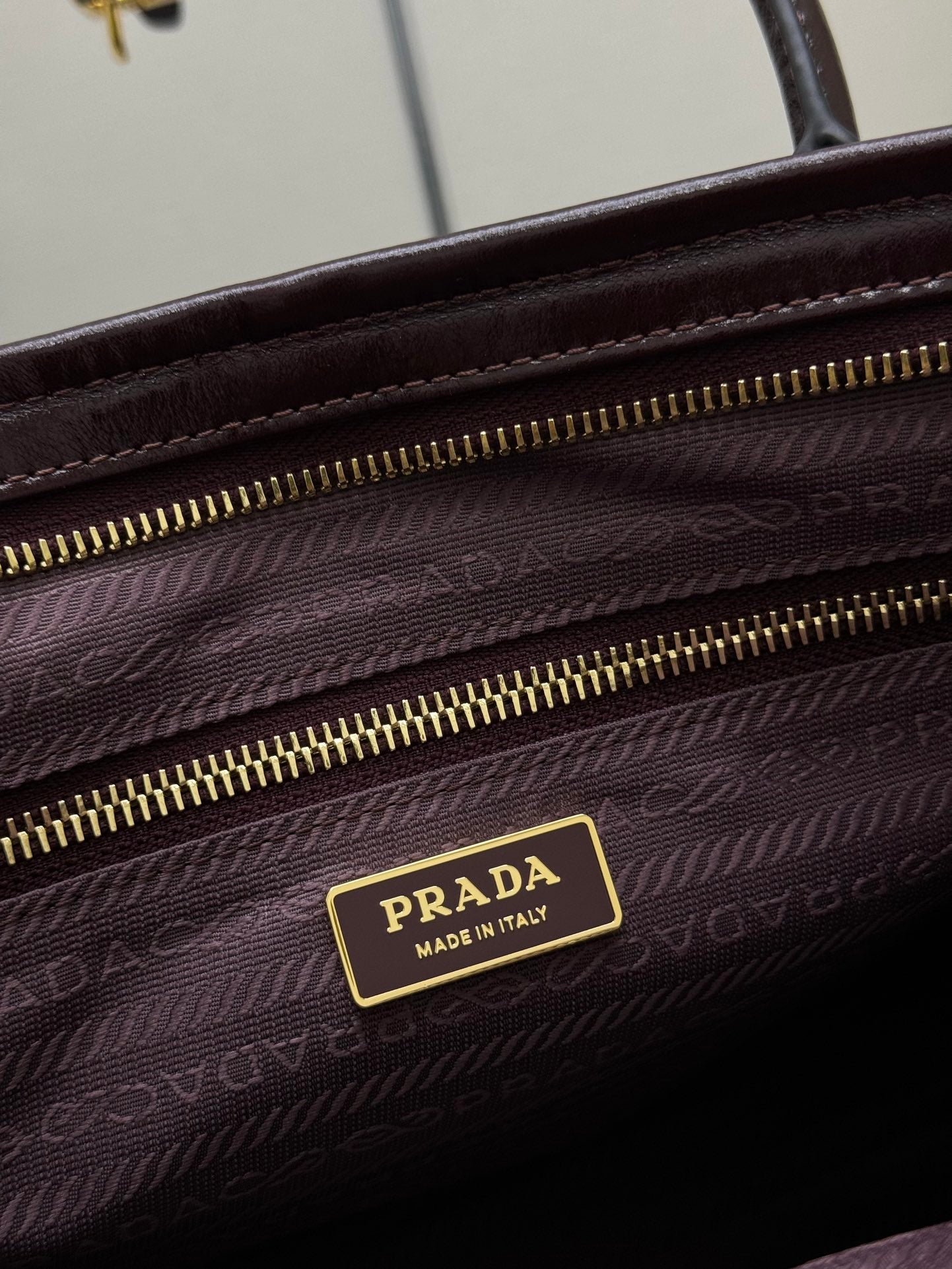 PRADA 25S BONNIE LARGE HANDBAG 38 IN BURGUNDY GLOSSY CALFSKIN GOLD HARDWARE