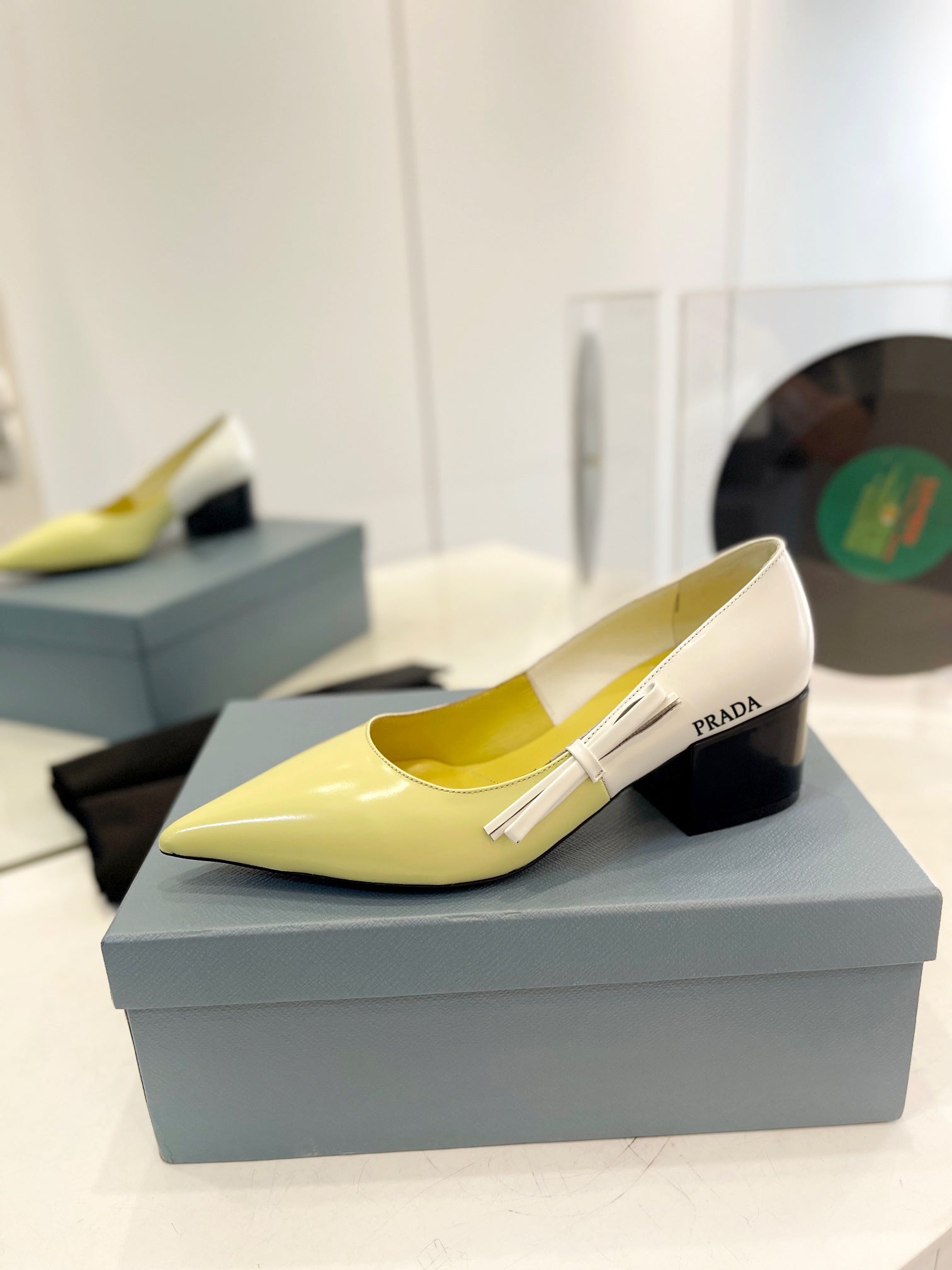 PRA BRUSHED PUMPS WHITE AND LEMON CALFSKIN