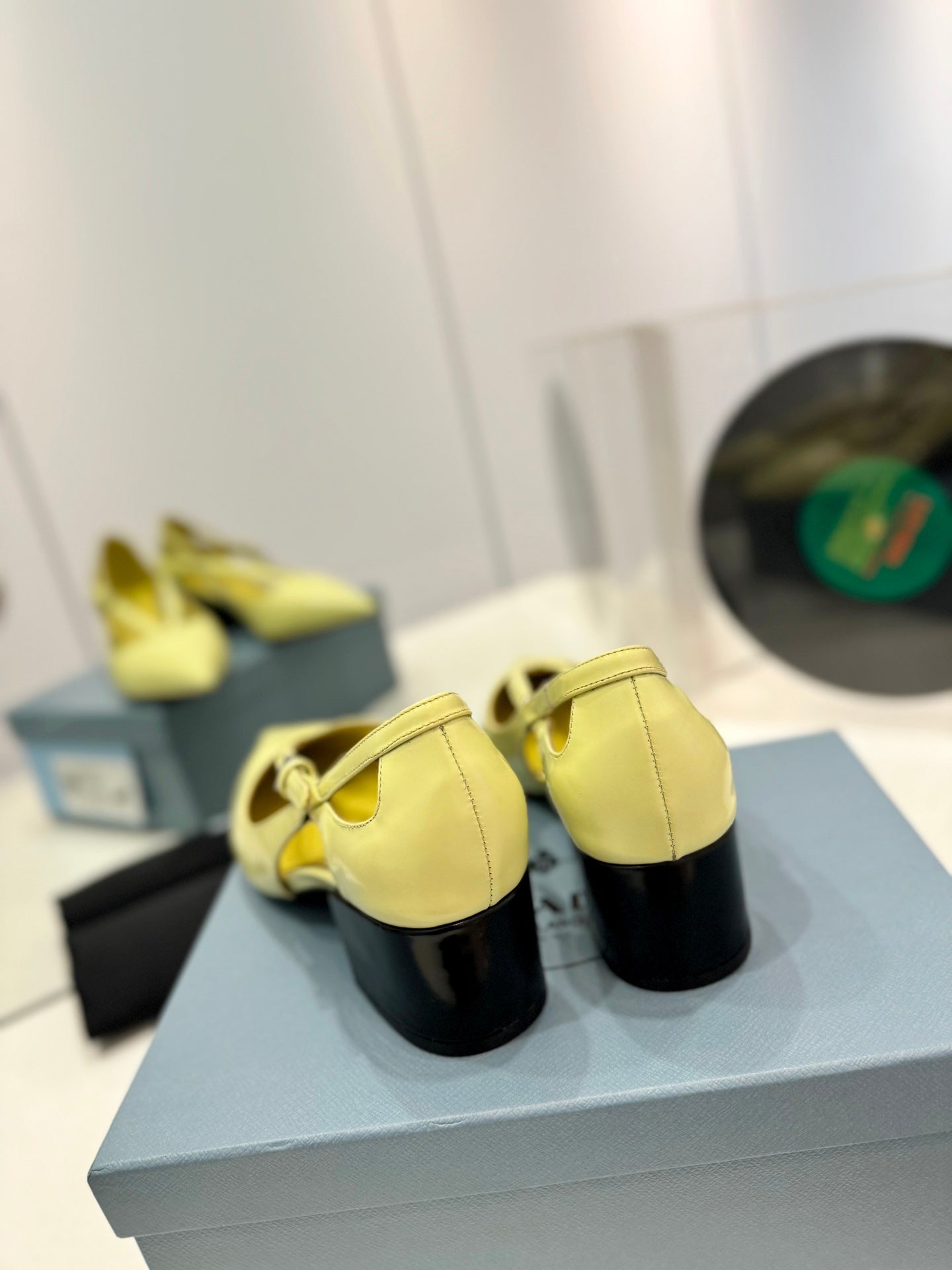 PRA STRAP CUT-OUT PUMPS PASTEL YELLOW CALFSKIN