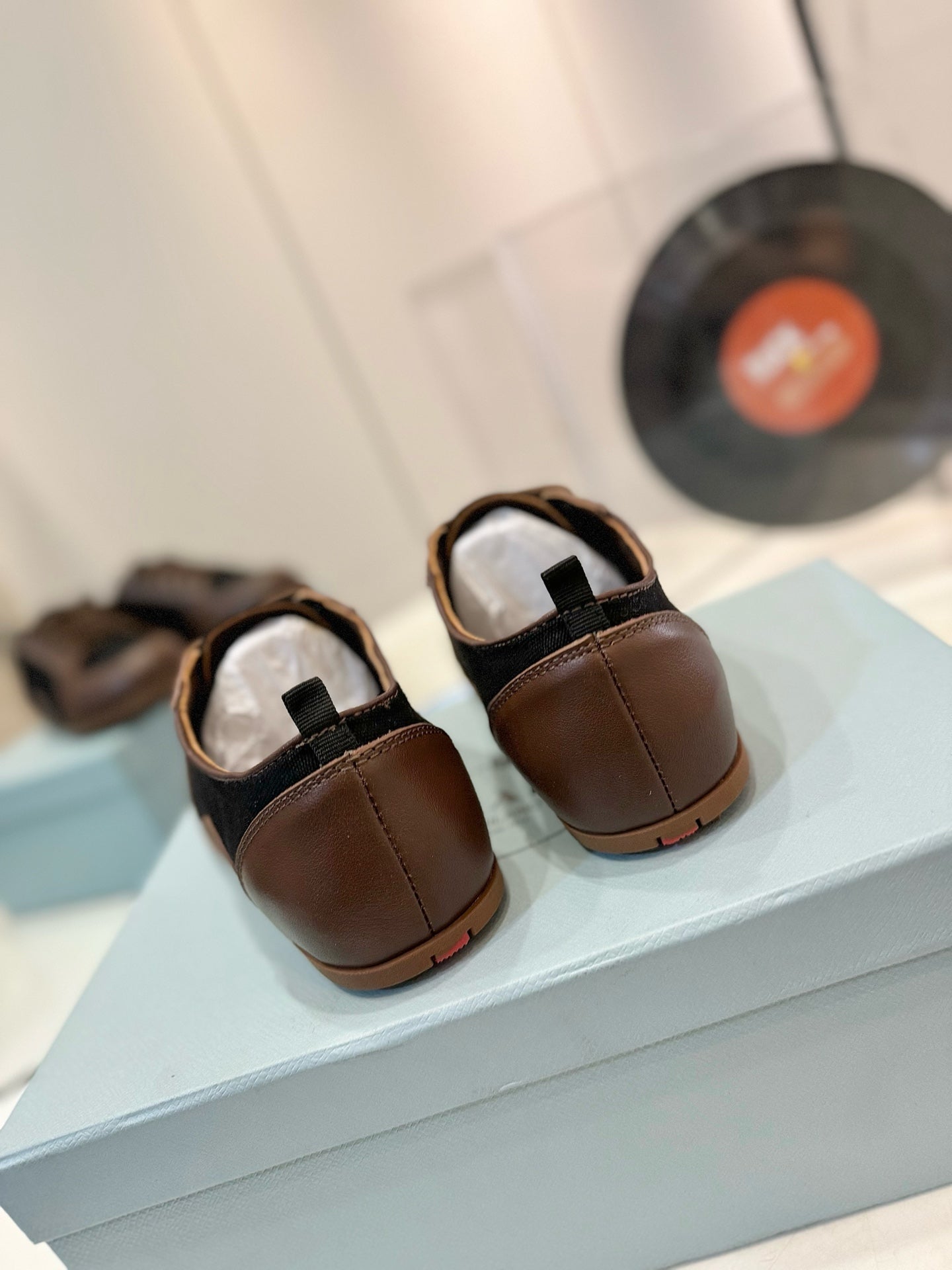 SNEAKERS IN BROWN LAMBSKIN AND BLACK CANVAS