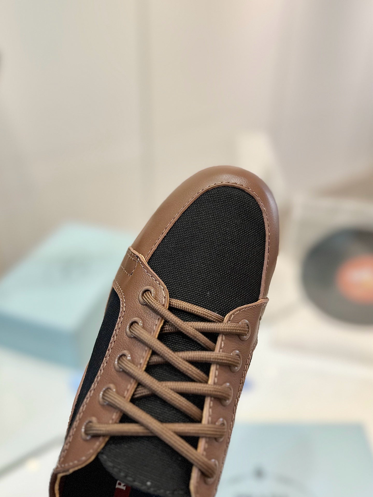 SNEAKERS IN BROWN LAMBSKIN AND BLACK CANVAS