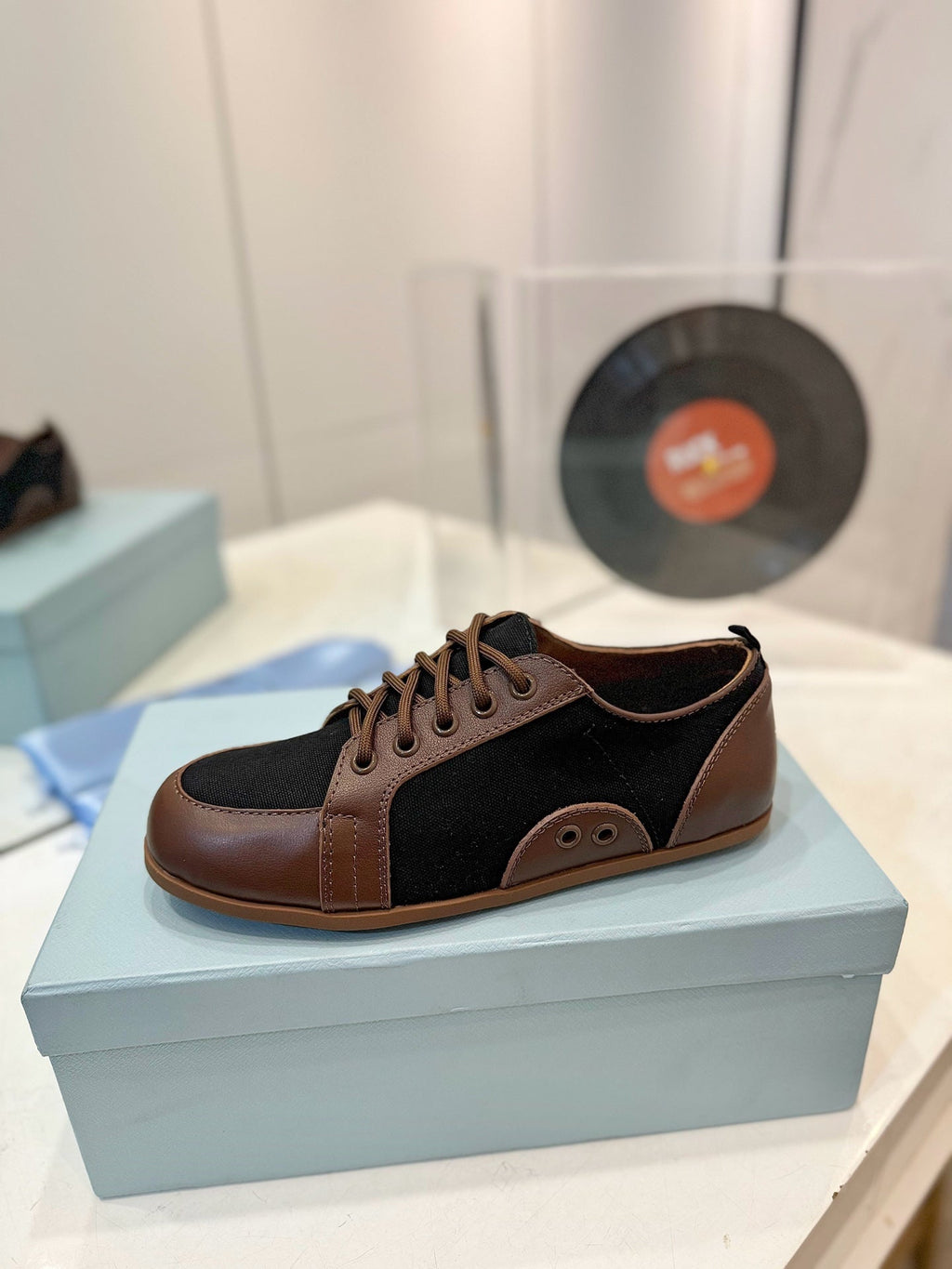 SNEAKERS IN BROWN LAMBSKIN AND BLACK CANVAS