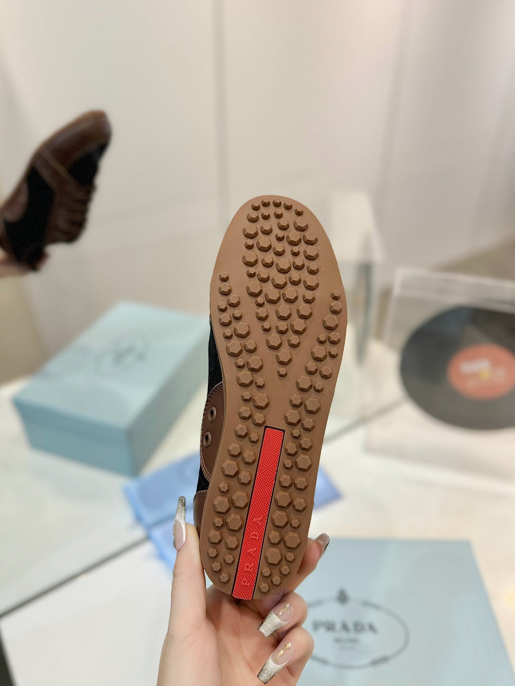 SNEAKERS IN BROWN LAMBSKIN AND BLACK CANVAS