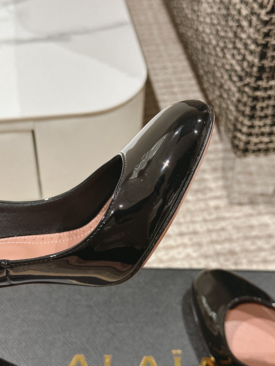 ALAIA ROUND-TOE HIGH HEELS 10 CM IN BLACK CALFSKIN