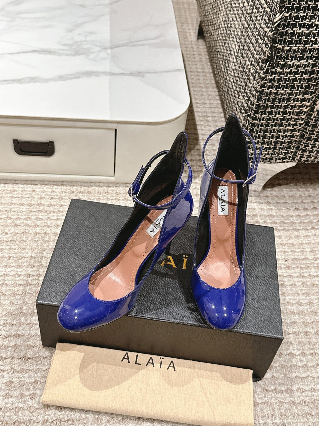 ALAIA ROUND-TOE HIGH HEELS 10 CM IN NAVY BLUE CALFSKIN
