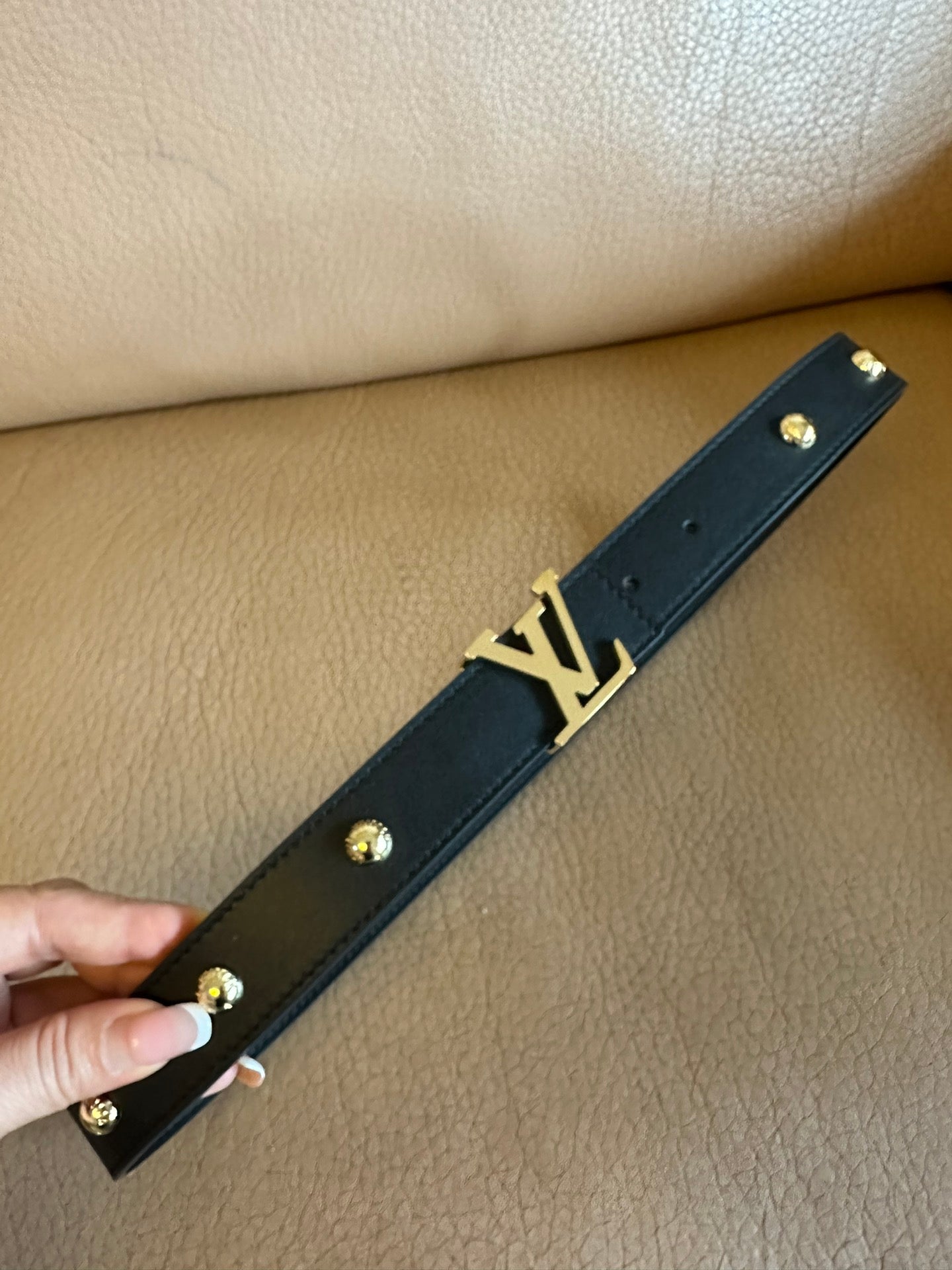 LV INITIALES STUDS 30 MM REVERSIBLE BELT IN BLACK CALFSKIN GOLD HARDWARE