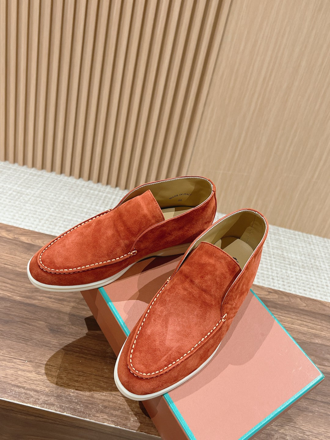 LP OPEN WALK LOAFERS FIRE SUEDE