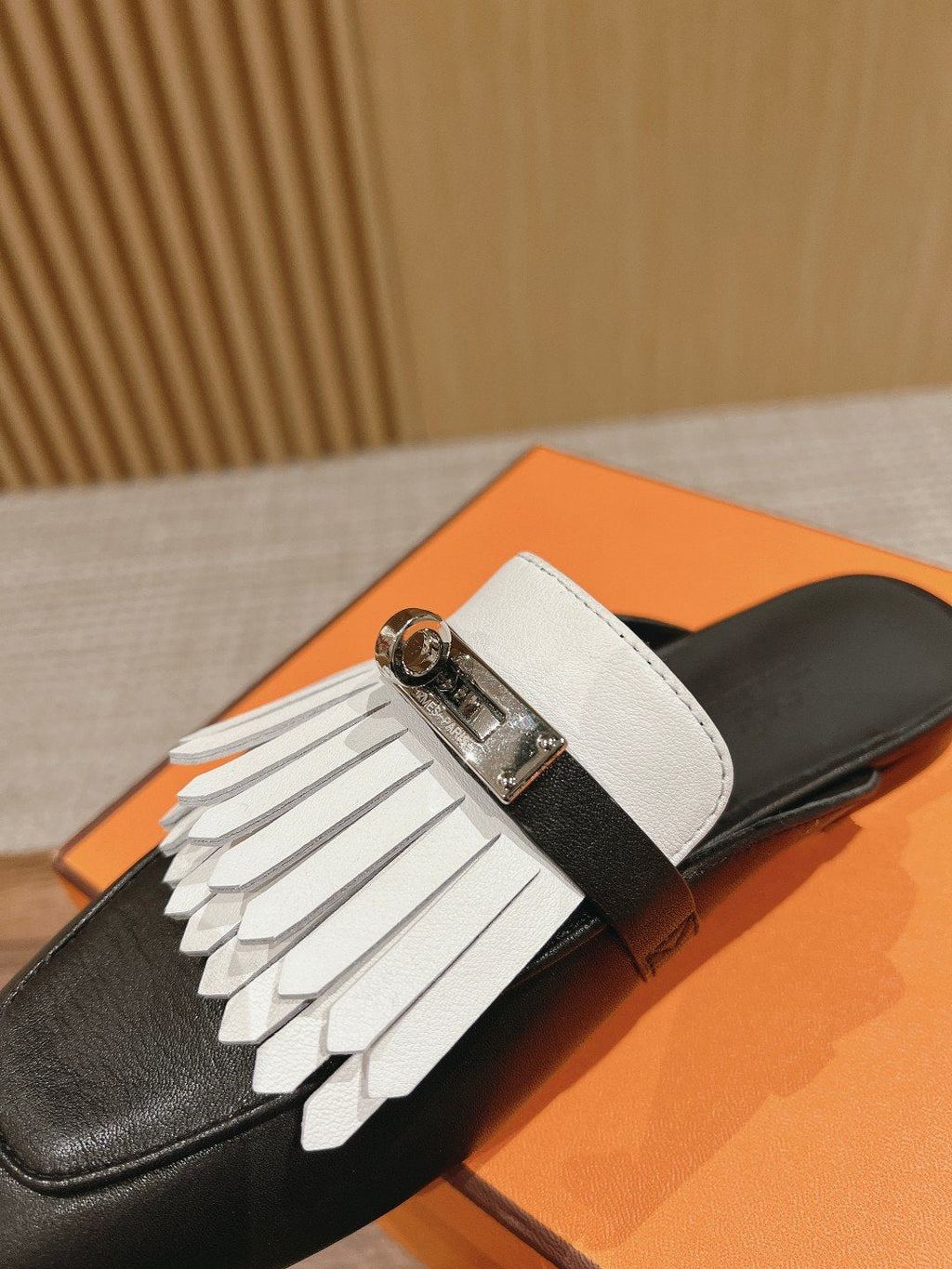 0Z Mule Fringed Black/White