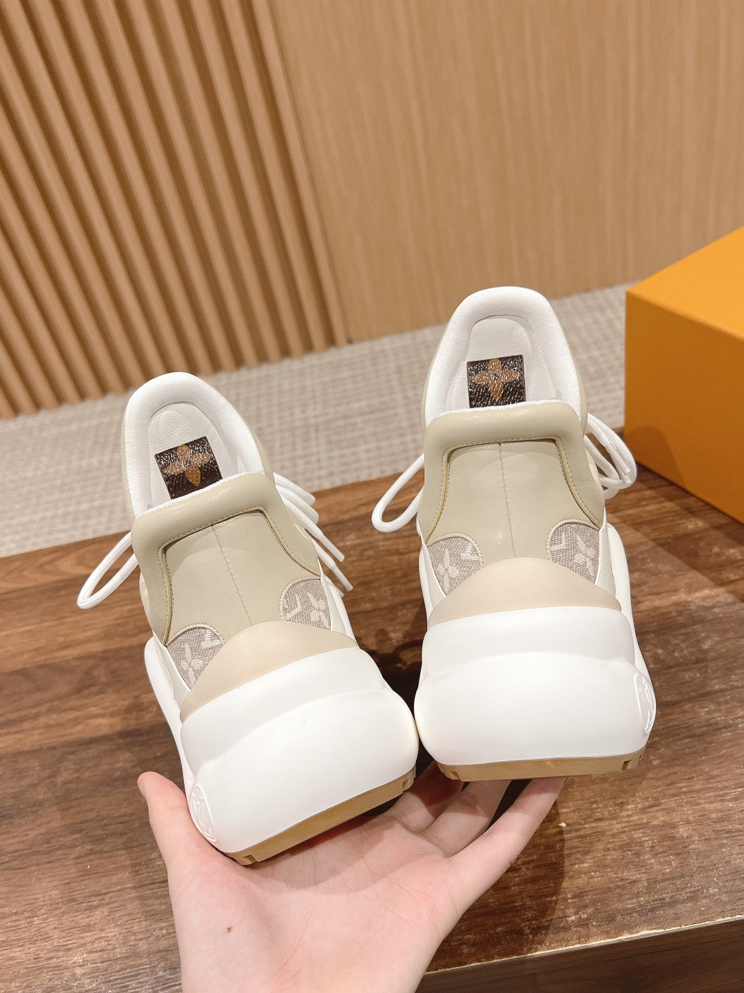 LV ARCHLIGHT SNEAKER IN WHITE CALFSKIN AND CAMEL BEIGE MONOGRAM DENIM