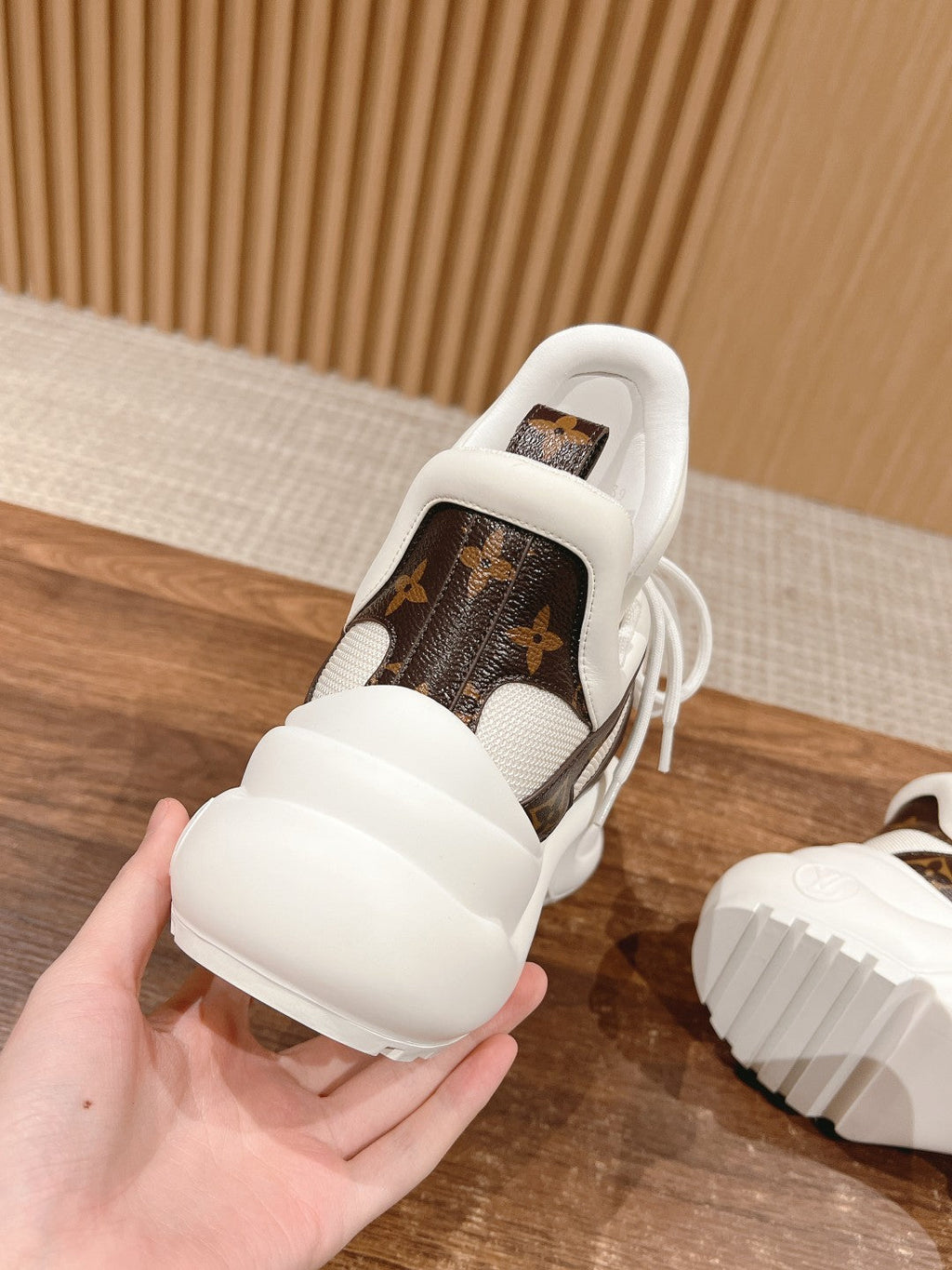 LV ARCHLIGHT SNEAKER IN WHITE CANVAS AND CHOCOLATE BROWN MONOGRAM CALFSKIN
