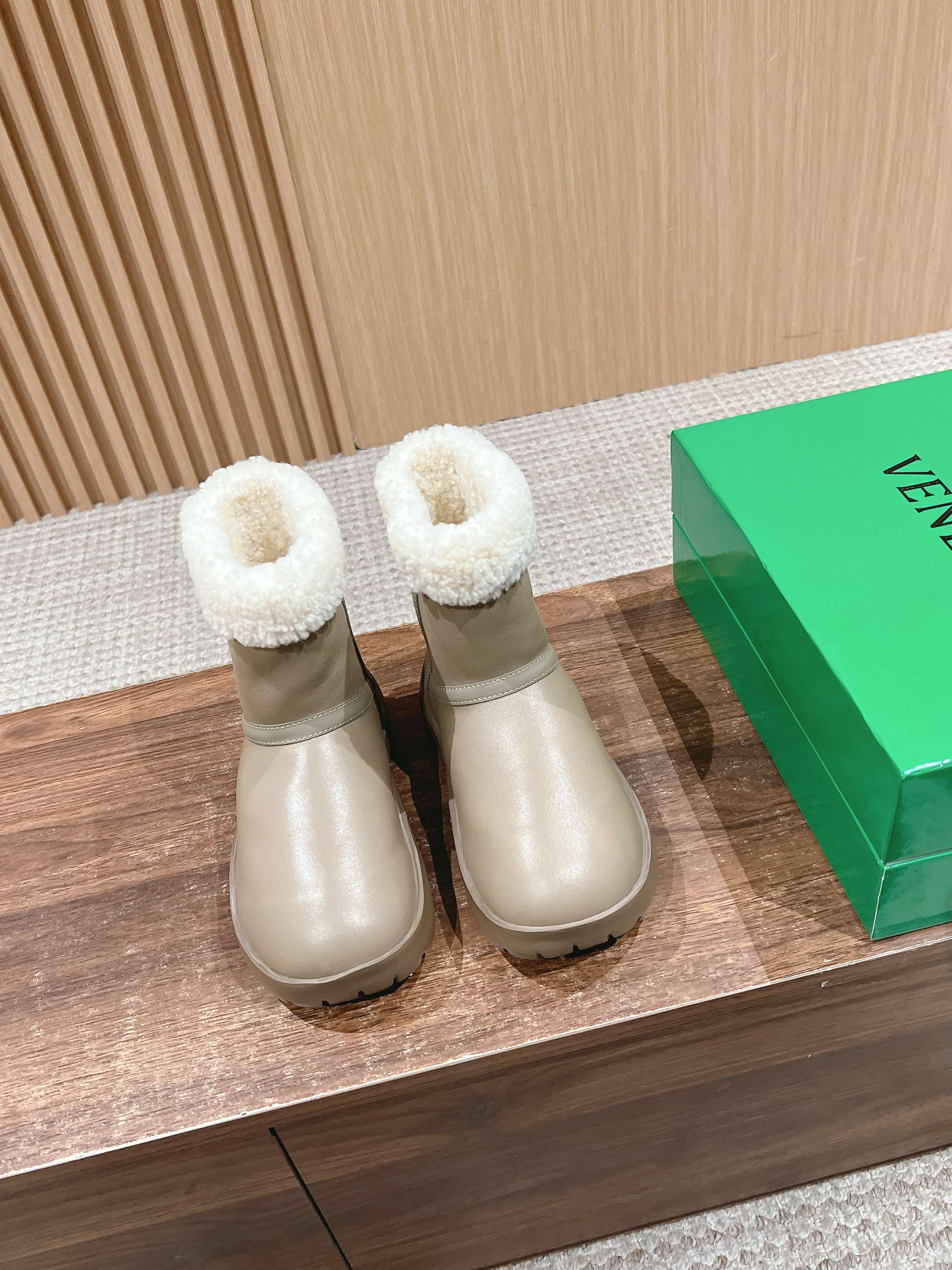 SNAP ANKLE BOOT IN KHAKI BROWN LAMBSKIN AND SHEARLING LINING