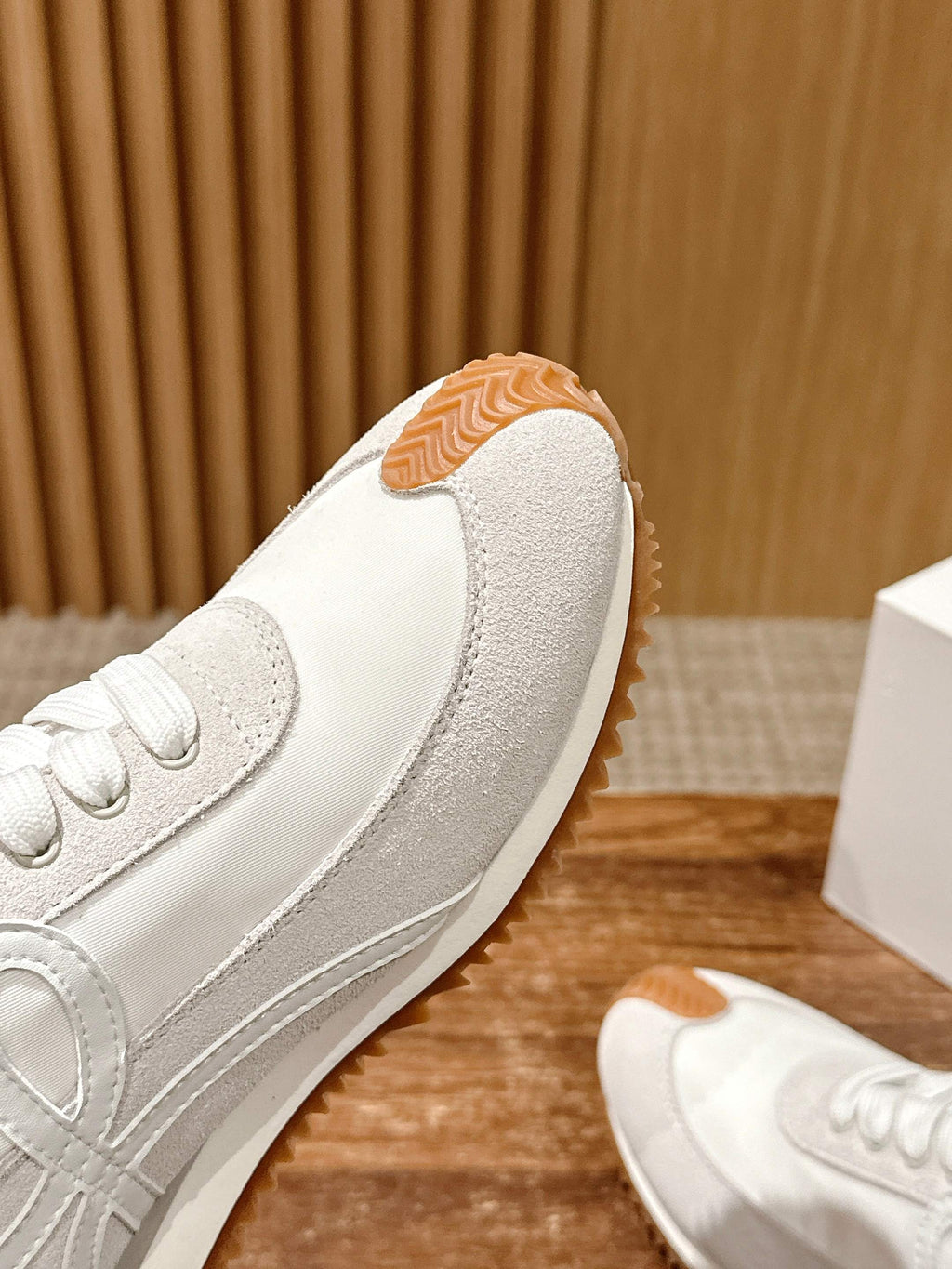 FLOW RUNNER SNEAKER IN LIGHT GRAY SUEDE AND WHITE SHEEPSKIN