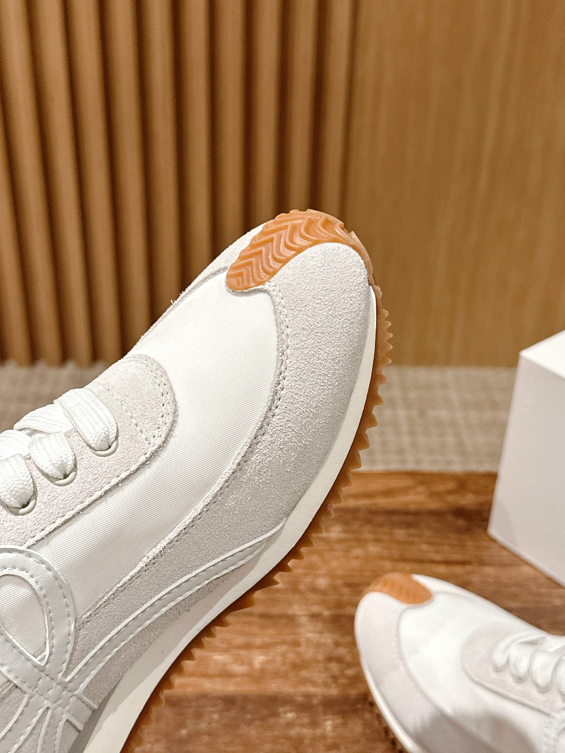 FLOW RUNNER SNEAKER IN LIGHT GRAY SUEDE AND WHITE SHEEPSKIN