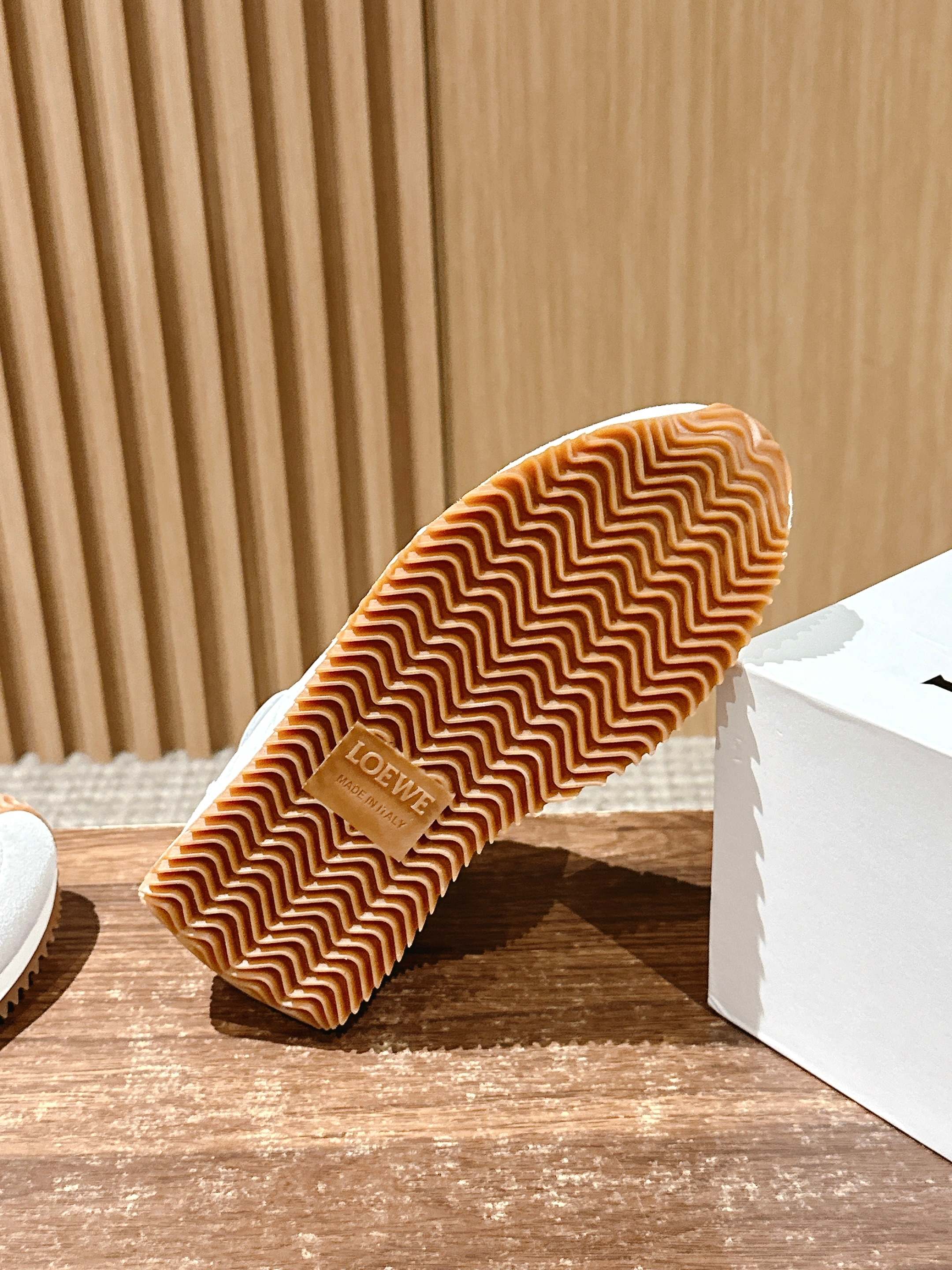 FLOW RUNNER SNEAKER IN LIGHT GRAY SUEDE AND WHITE SHEEPSKIN