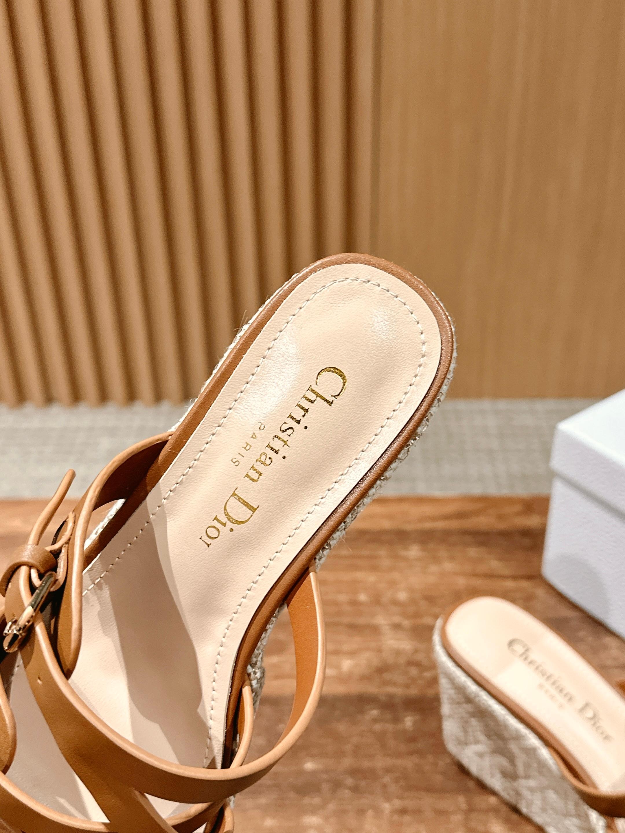 ATTITUDE WEDGE SLIDE 90MM IN BROWN ADJUSTABLE STRAPS CALFSKIN CANVAS SOLE