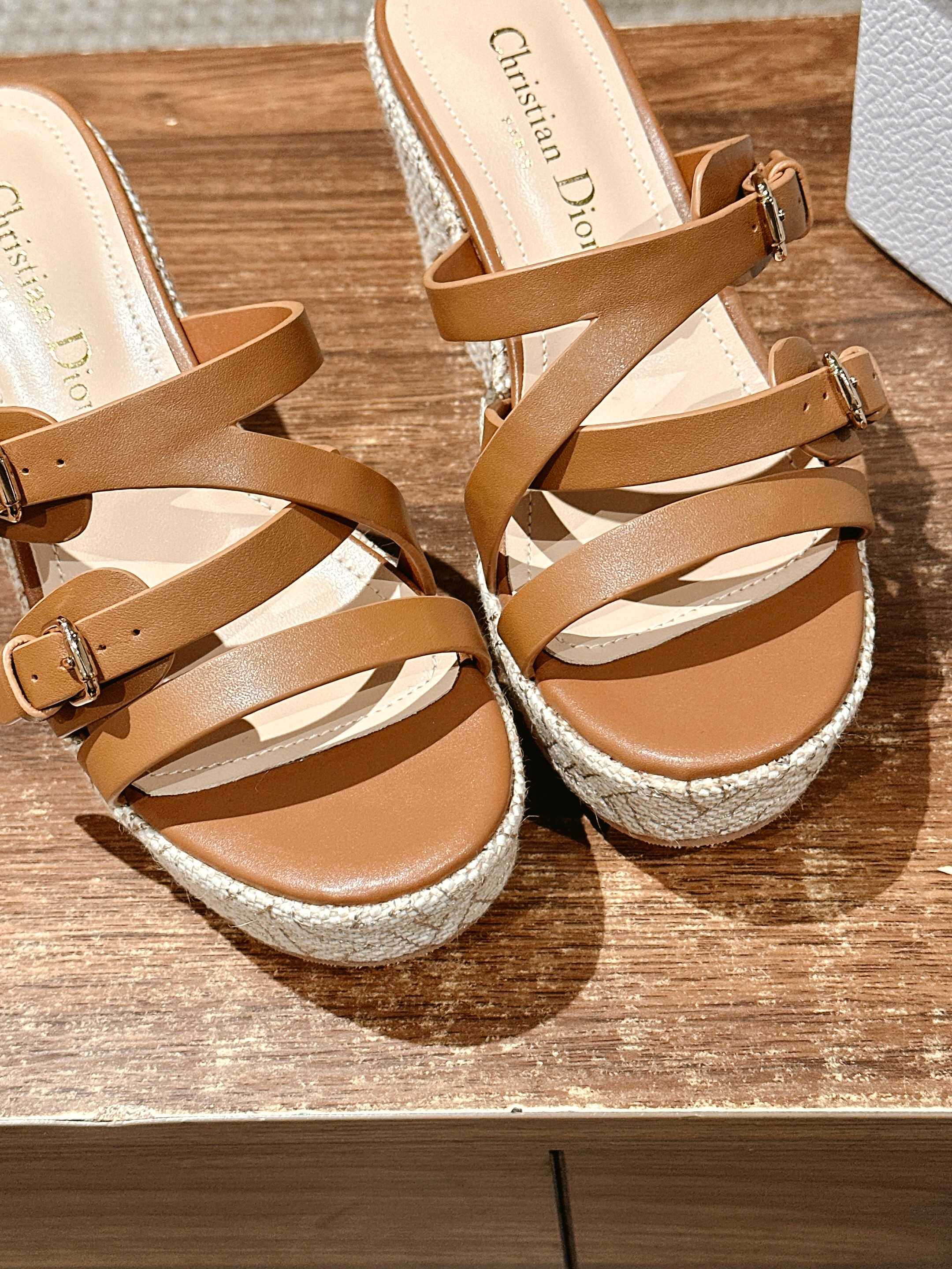 ATTITUDE WEDGE SLIDE 90MM IN BROWN ADJUSTABLE STRAPS CALFSKIN CANVAS SOLE