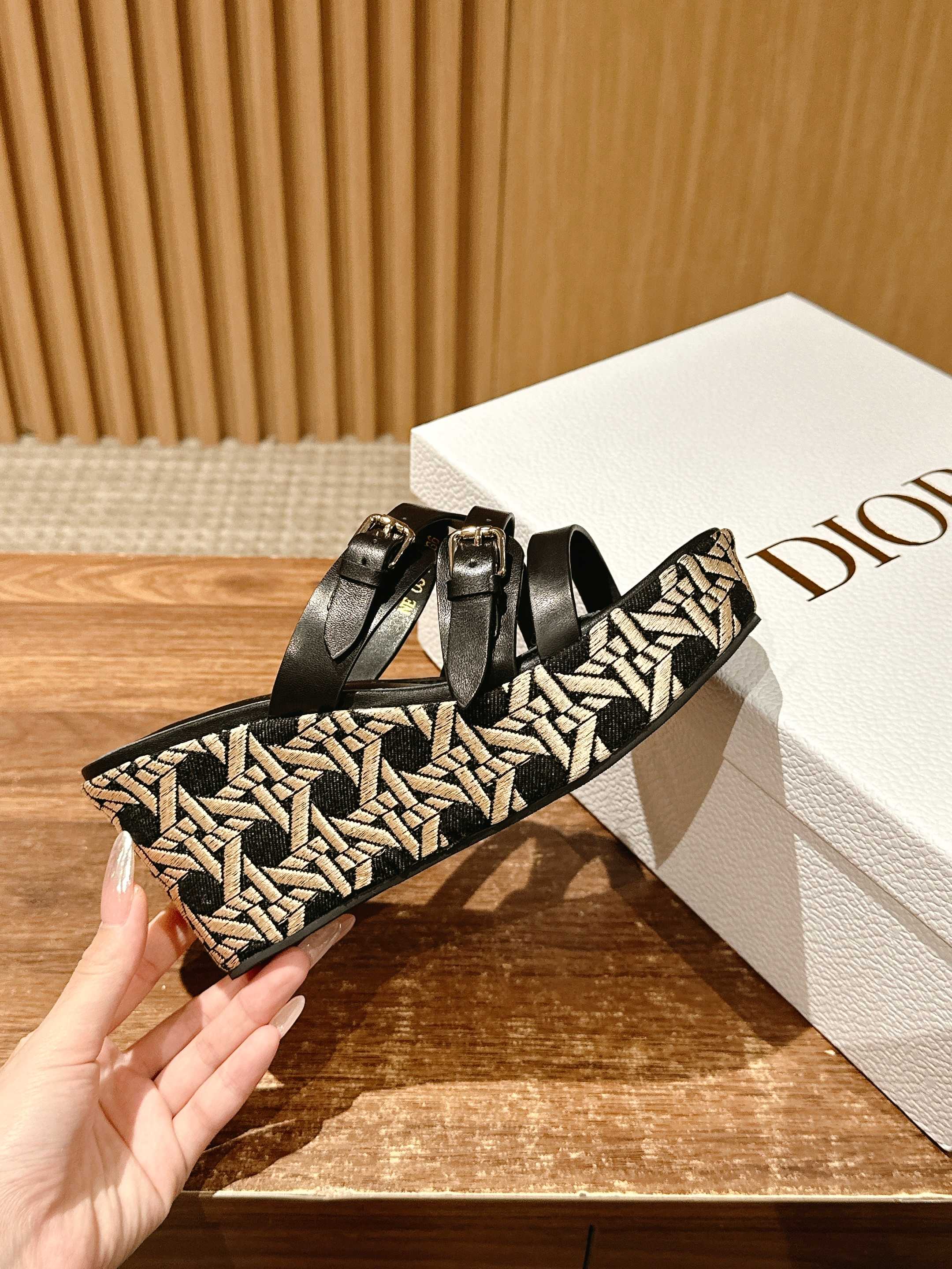 ATTITUDE WEDGE SLIDE 90MM IN BLACK ADJUSTABLE STRAPS CALFSKIN CANVAS SOLE