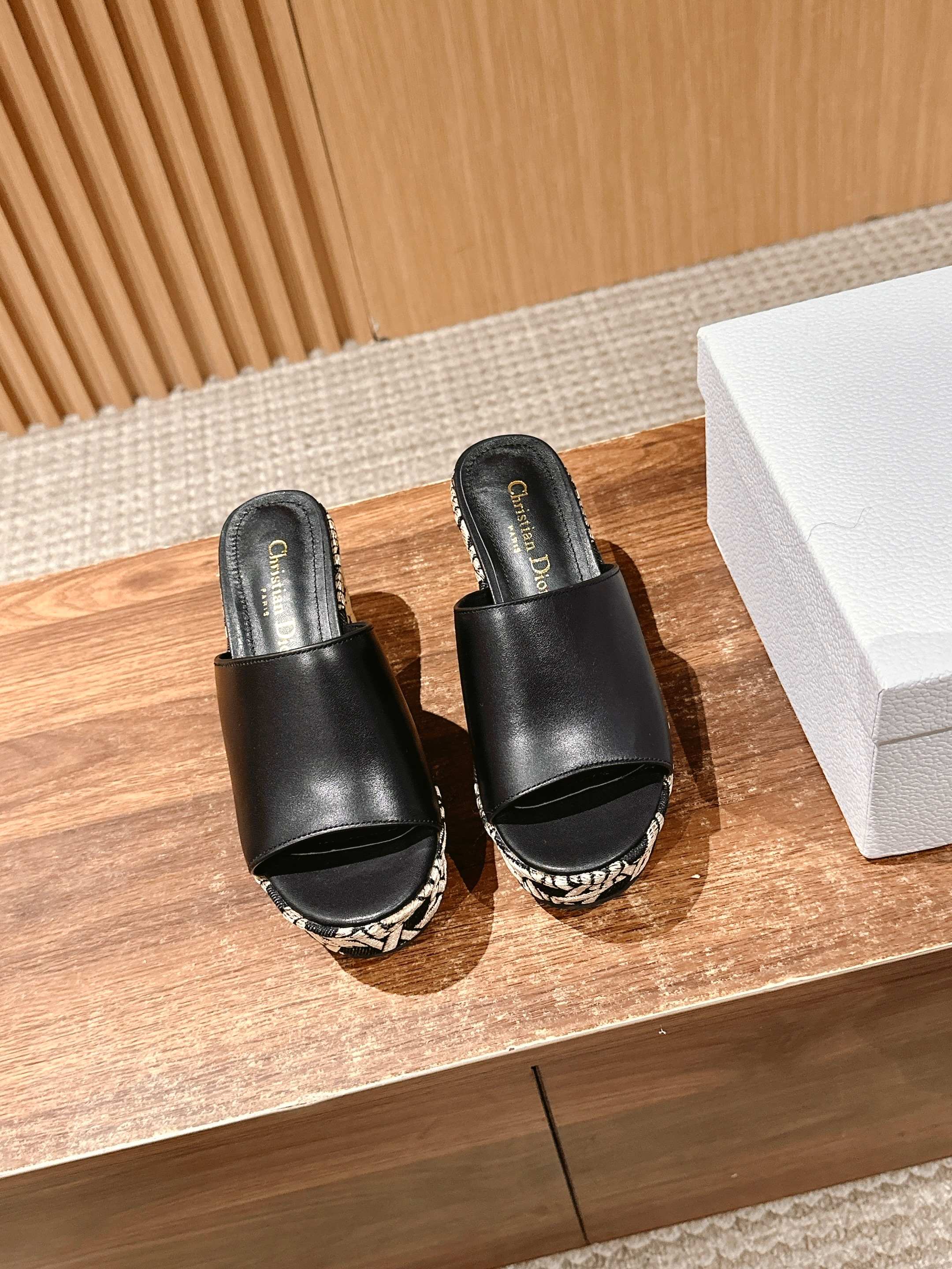 ATTITUDE WEDGE SLIDE 90MM IN BLACK CALFSKIN CANVAS SOLE