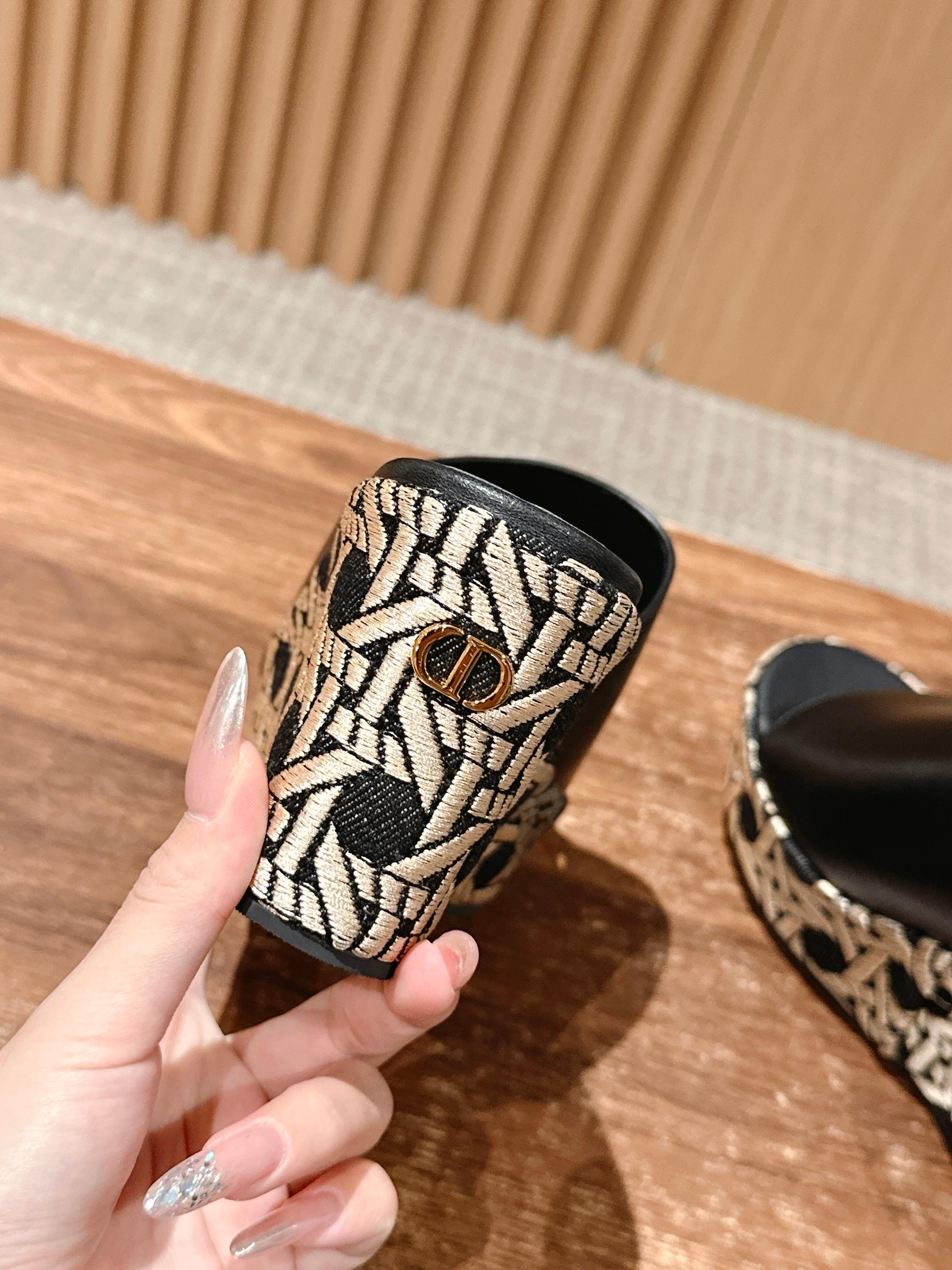 ATTITUDE WEDGE SLIDE 90MM IN BLACK CALFSKIN CANVAS SOLE