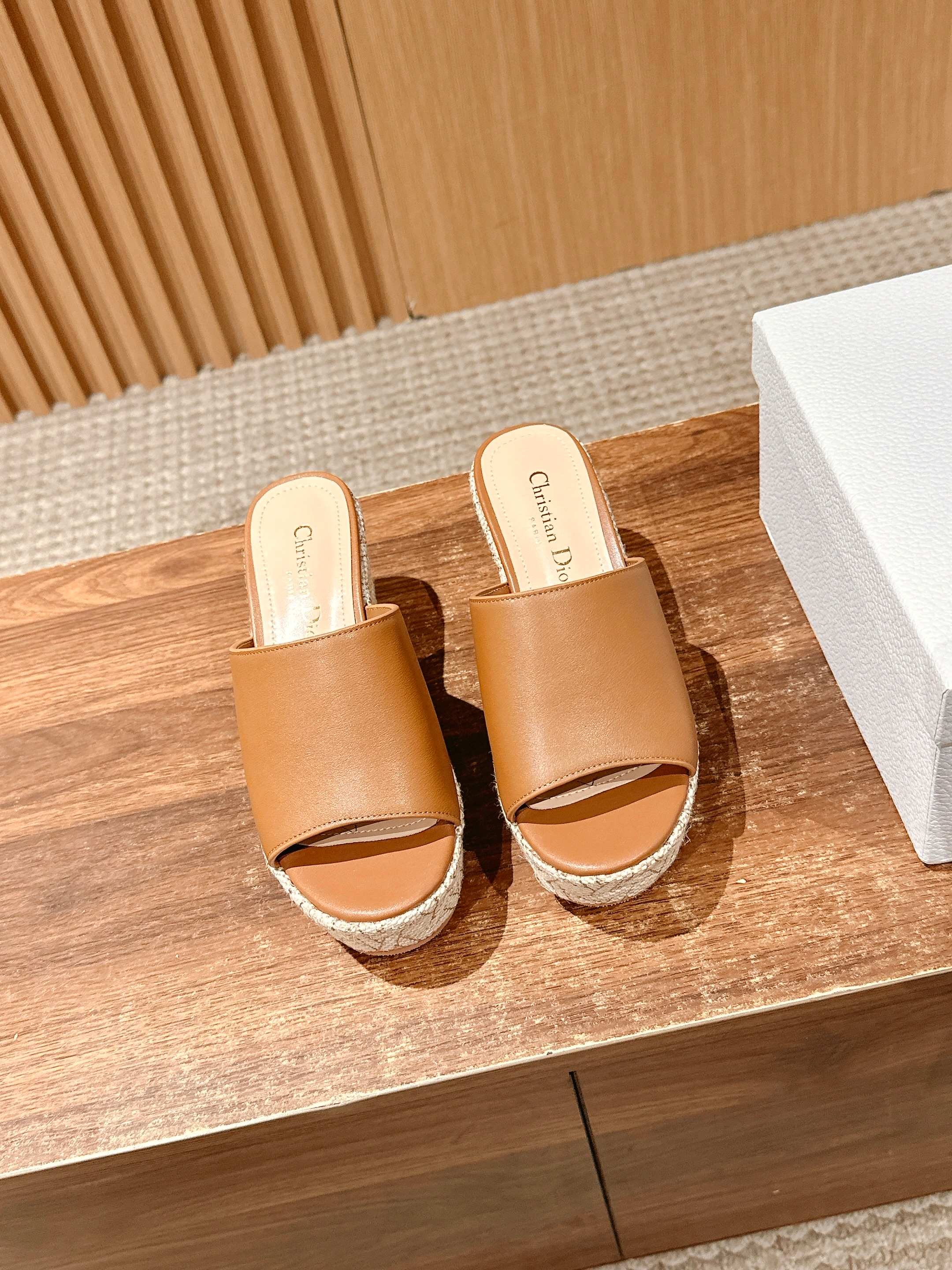 ATTITUDE WEDGE SLIDE 90MM IN BROWN CALFSKIN NATURAL BEIGE RAFFIA SOLE