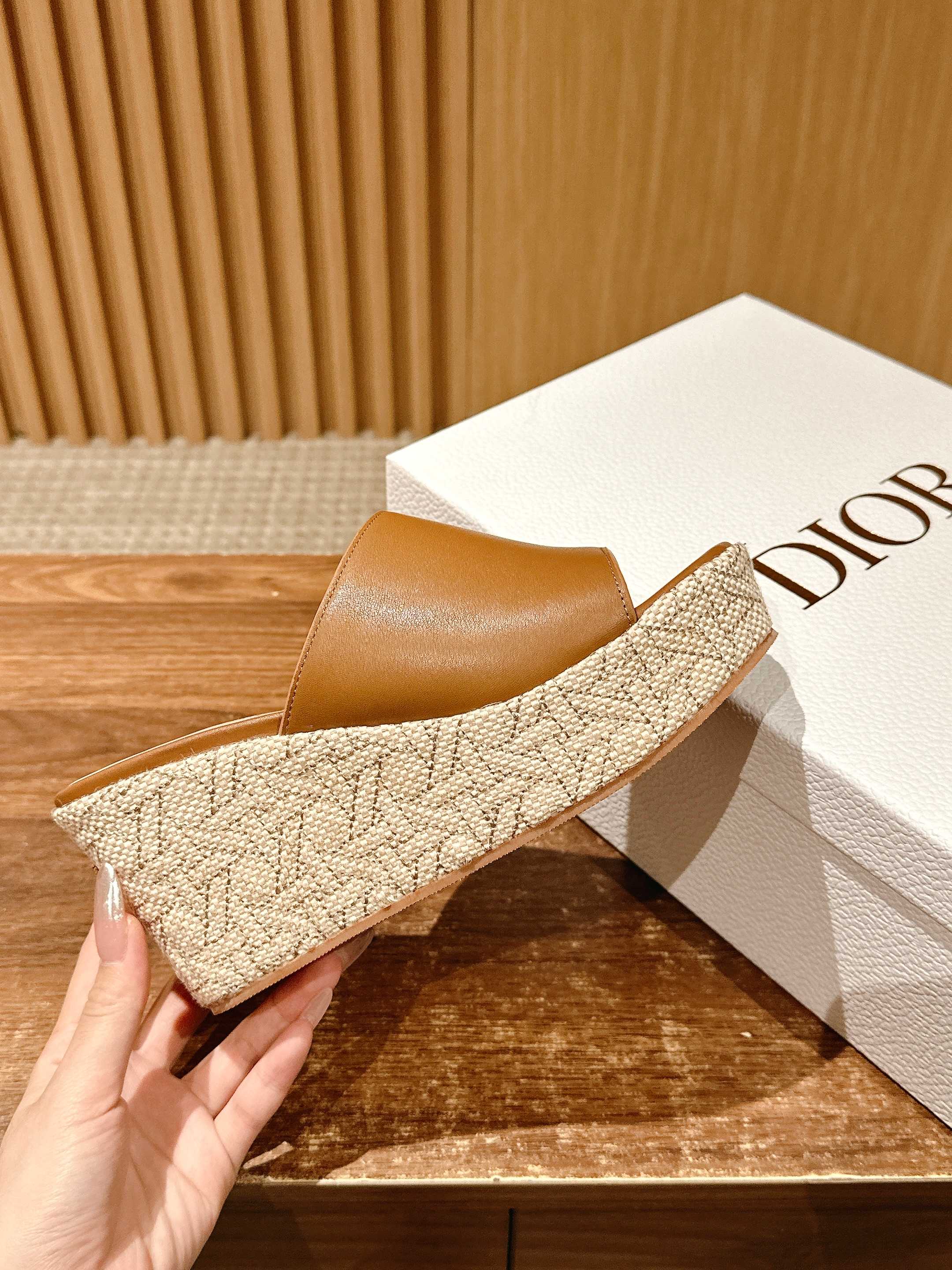 ATTITUDE WEDGE SLIDE 90MM IN BROWN CALFSKIN NATURAL BEIGE RAFFIA SOLE