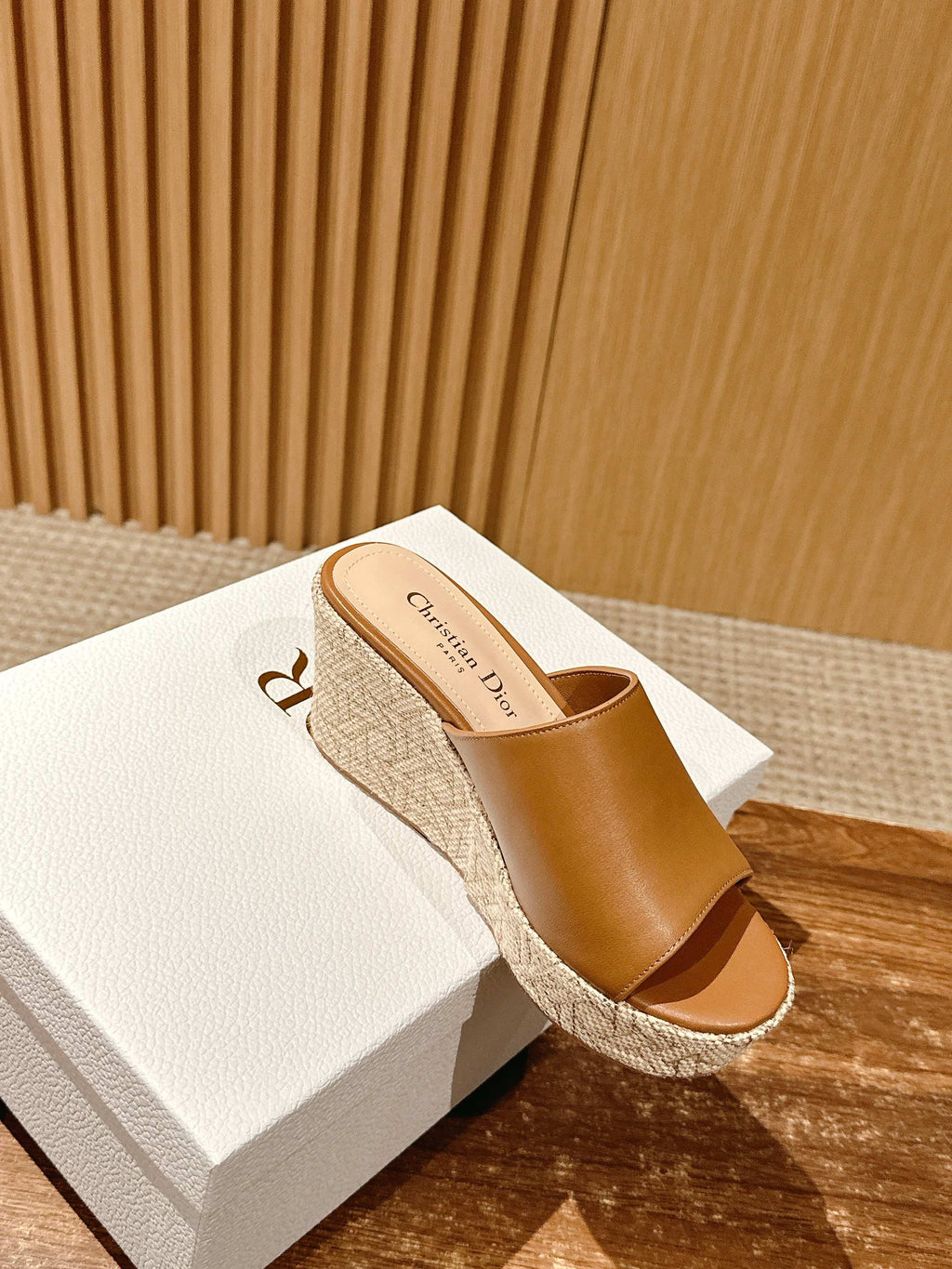 ATTITUDE WEDGE SLIDE 90MM IN BROWN CALFSKIN NATURAL BEIGE RAFFIA SOLE