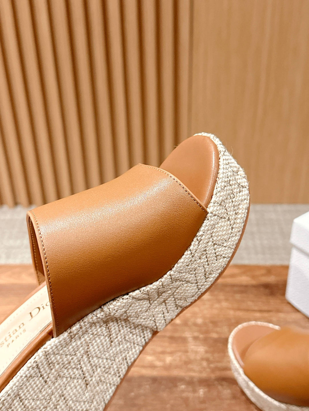 ATTITUDE WEDGE SLIDE 90MM IN BROWN CALFSKIN NATURAL BEIGE RAFFIA SOLE