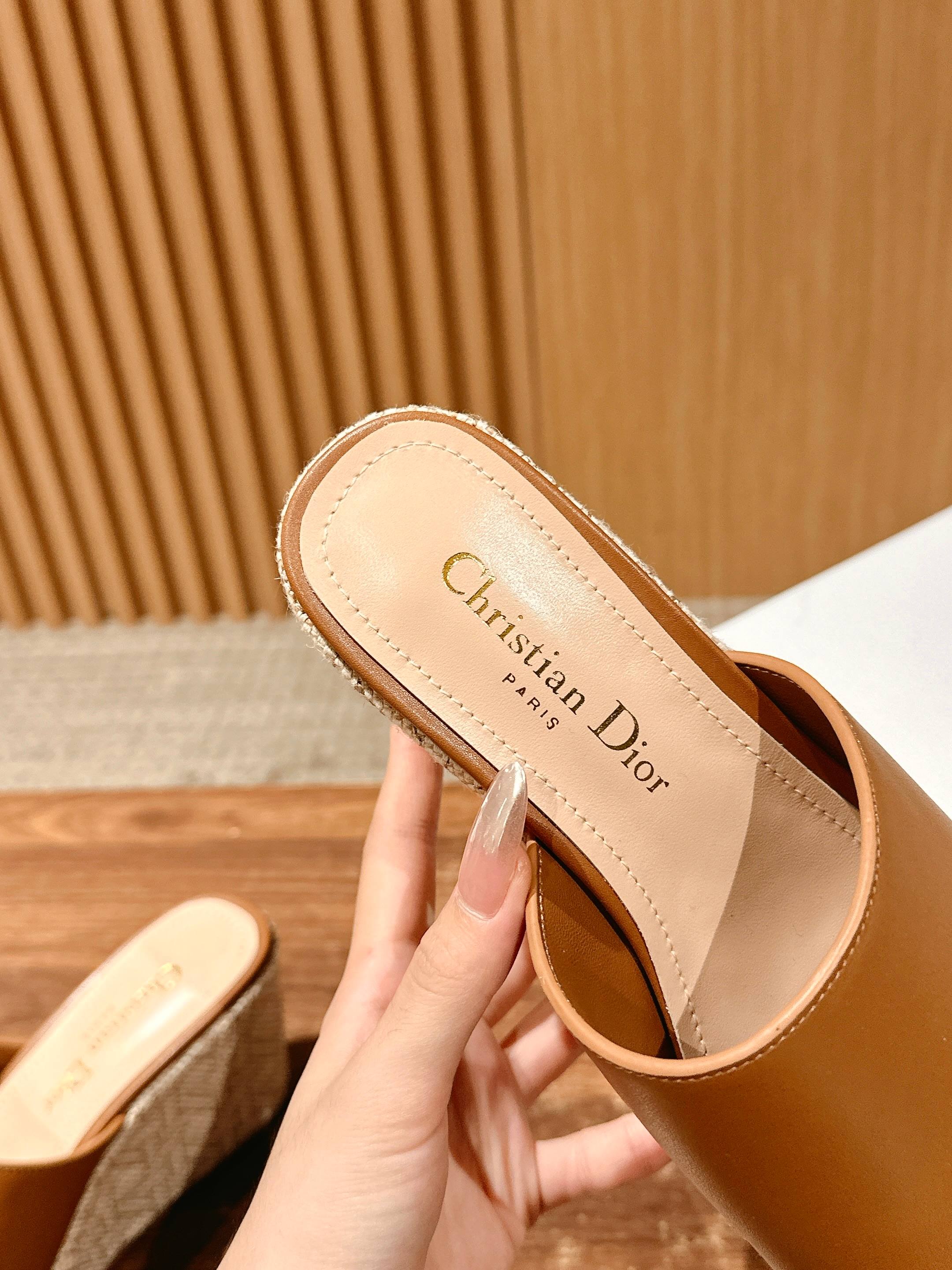 ATTITUDE WEDGE SLIDE 90MM IN BROWN CALFSKIN NATURAL BEIGE RAFFIA SOLE