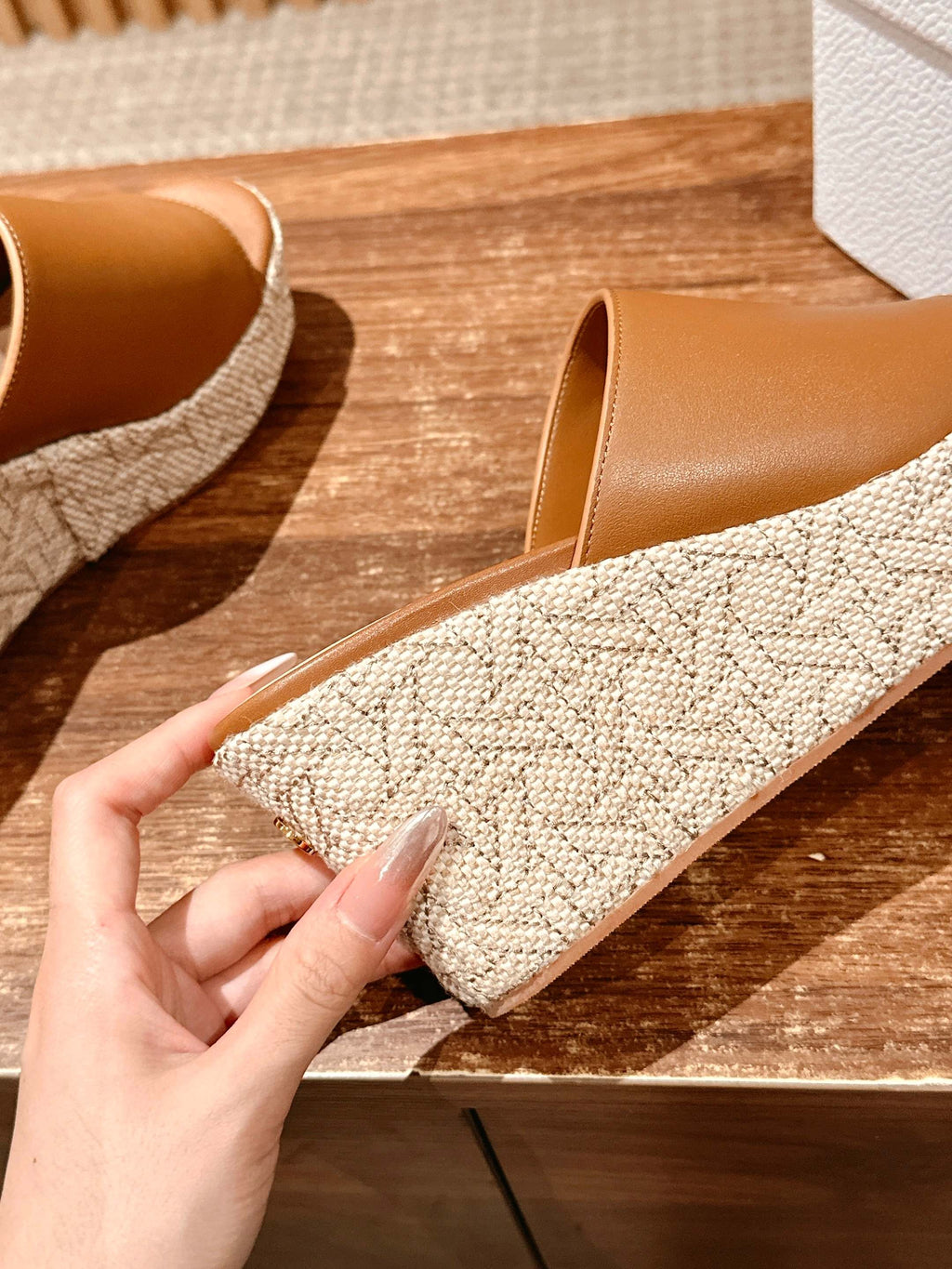 ATTITUDE WEDGE SLIDE 90MM IN BROWN CALFSKIN NATURAL BEIGE RAFFIA SOLE