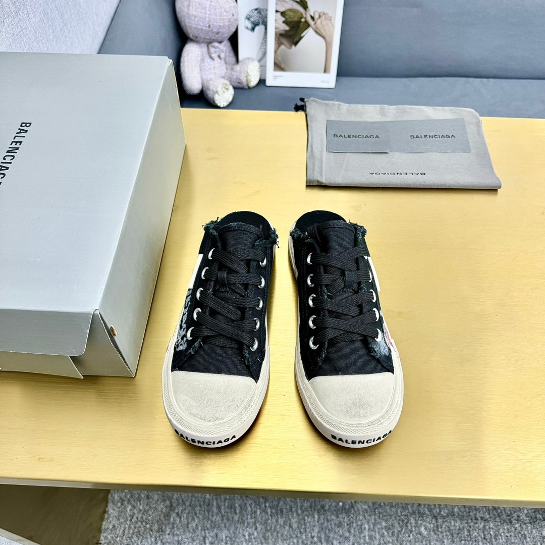 SNEAKER MULES IN BLACK CANVAS GRAFFITI LOGO