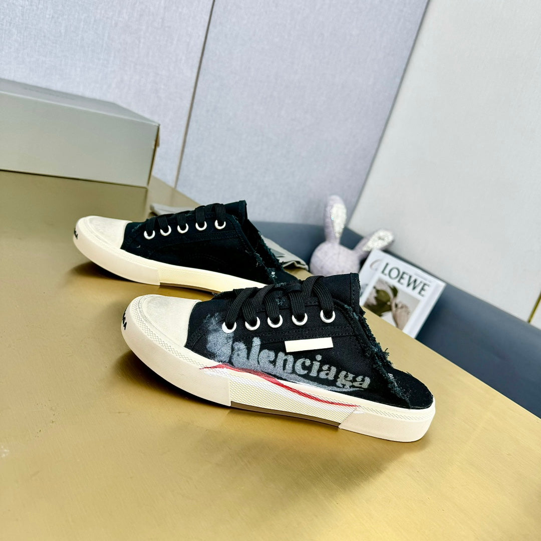 SNEAKER MULES IN BLACK CANVAS GRAFFITI LOGO